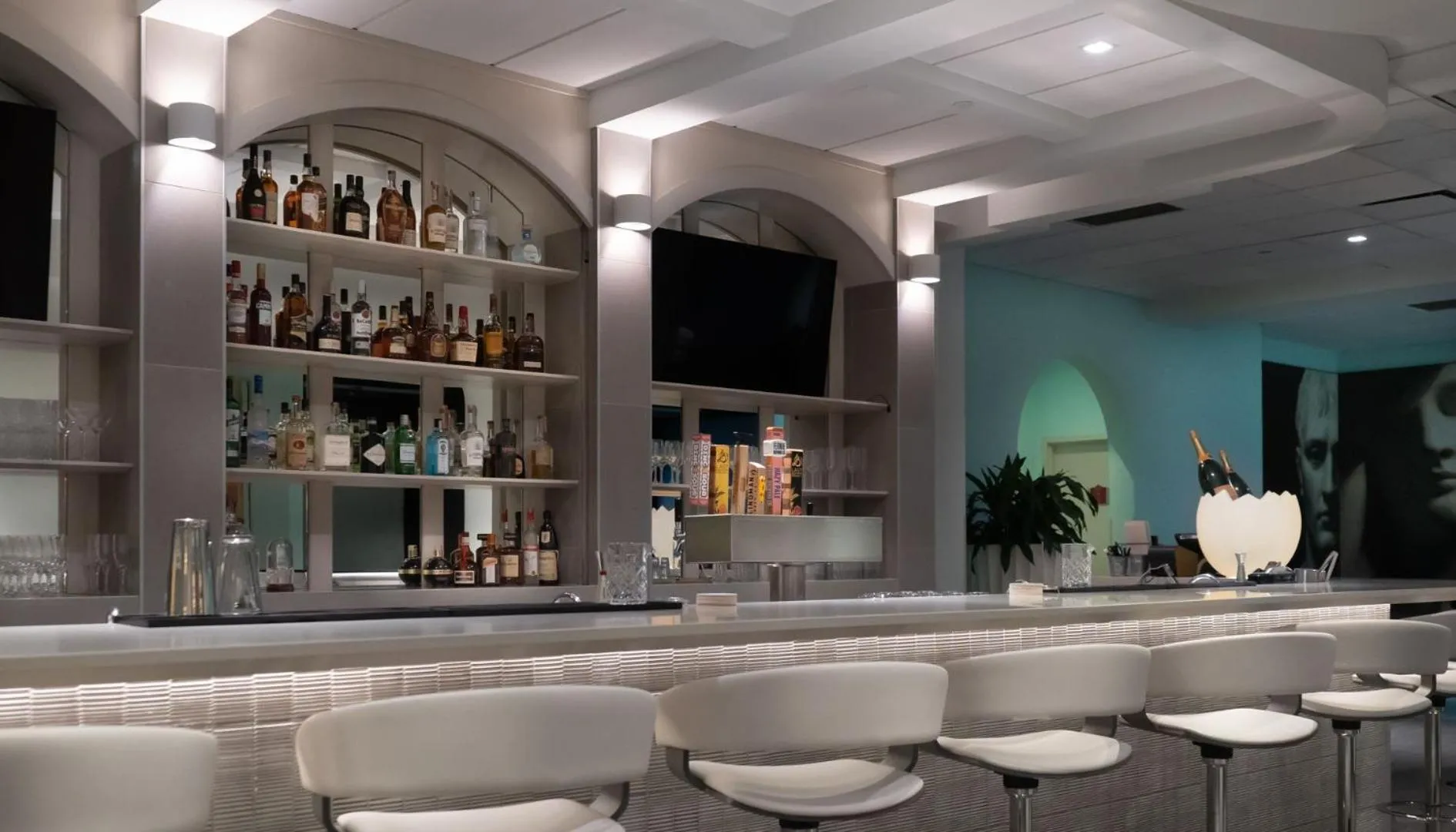 Restaurant/places to eat in Hotel Arts