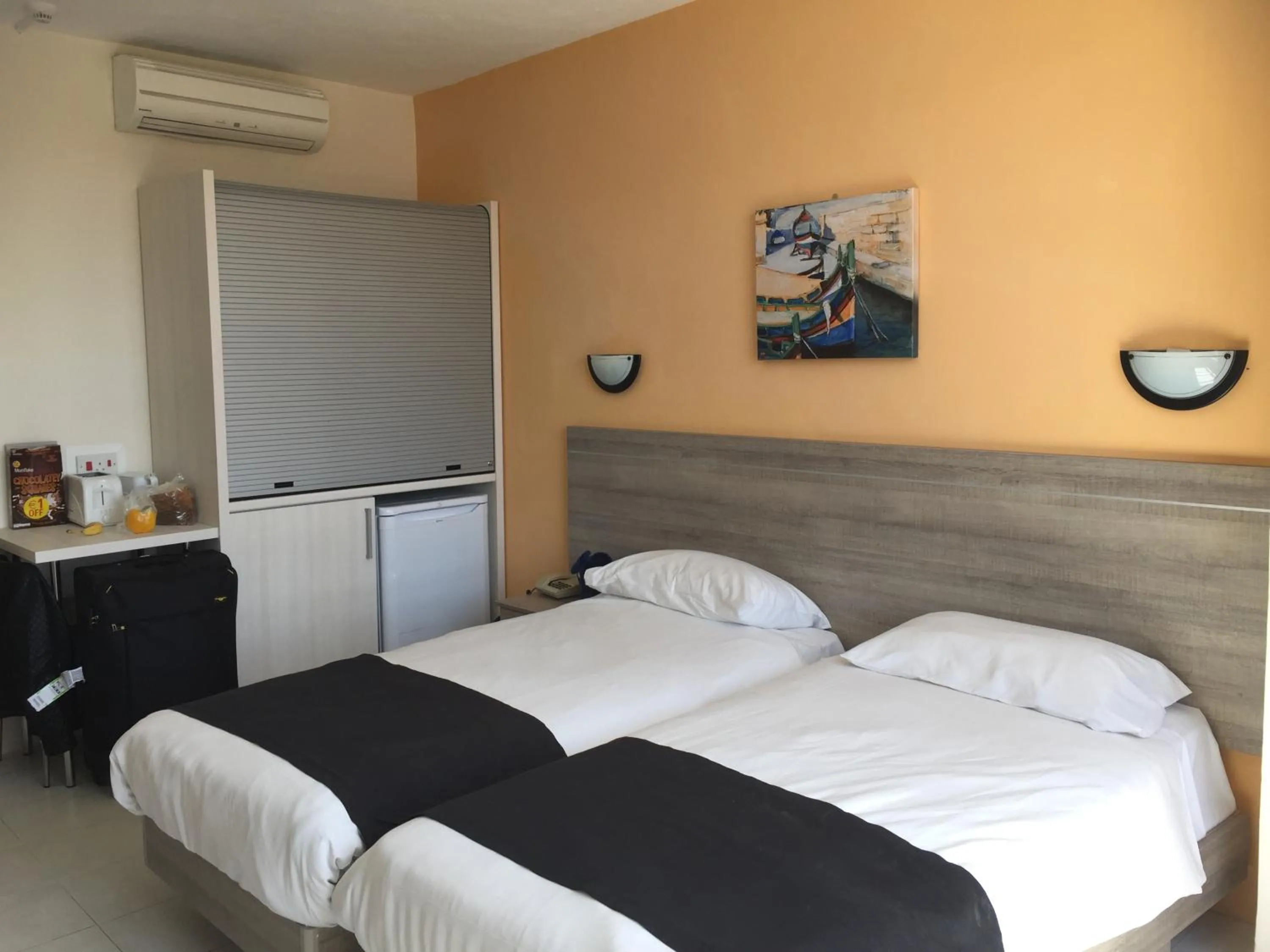 Kitchen or kitchenette, Bed in Dean Hamlet Hotel