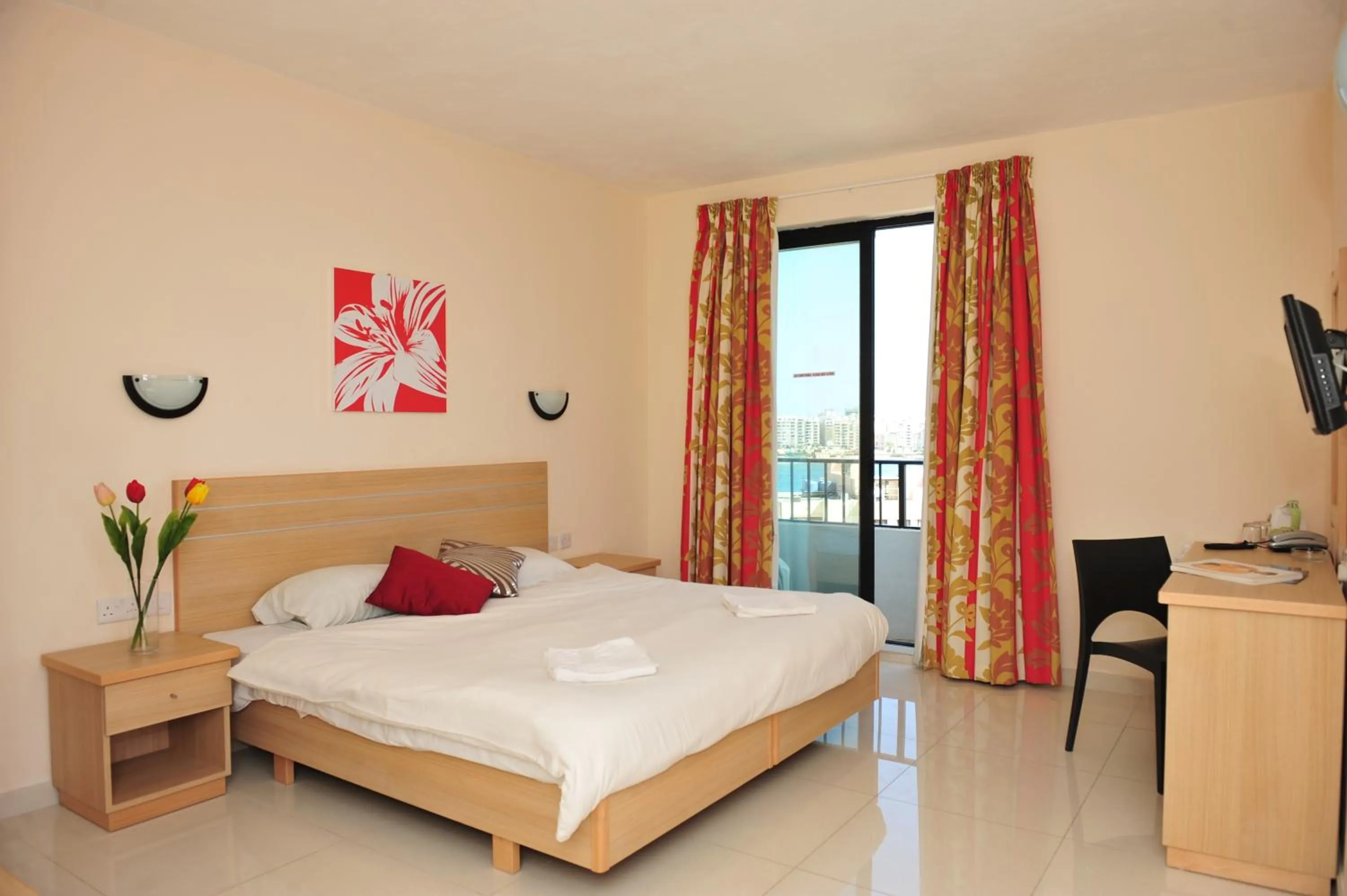 Photo of the whole room, Bed in Dean Hamlet Hotel