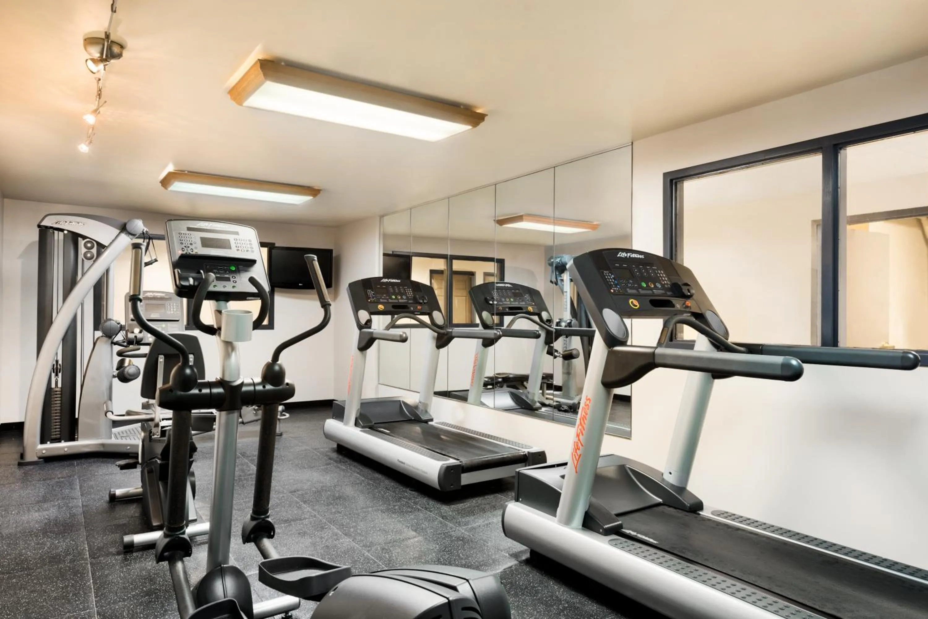 Fitness centre/facilities in Country Inn & Suites by Radisson, Minneapolis West, MN
