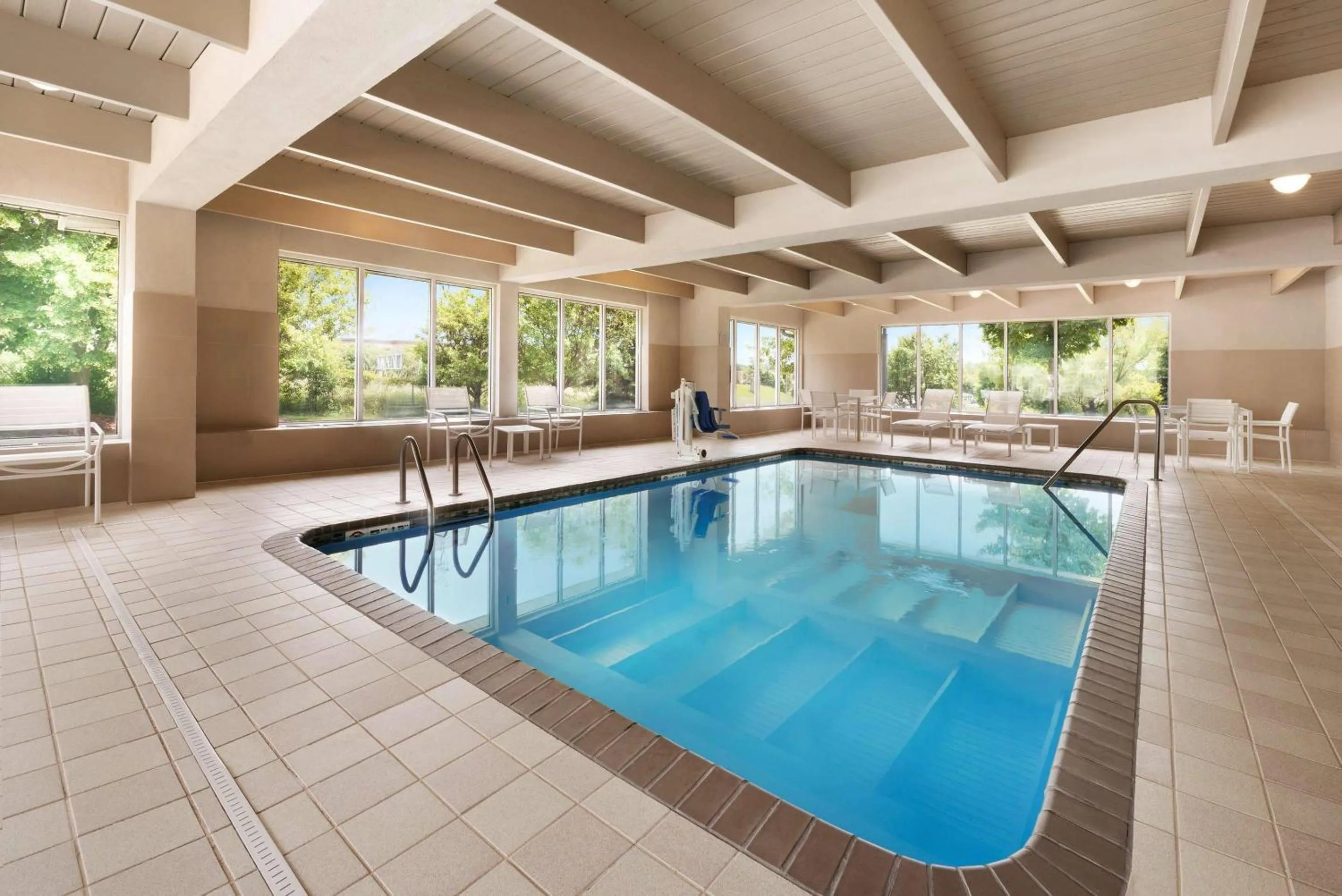 Swimming pool in Country Inn & Suites by Radisson, Minneapolis West, MN