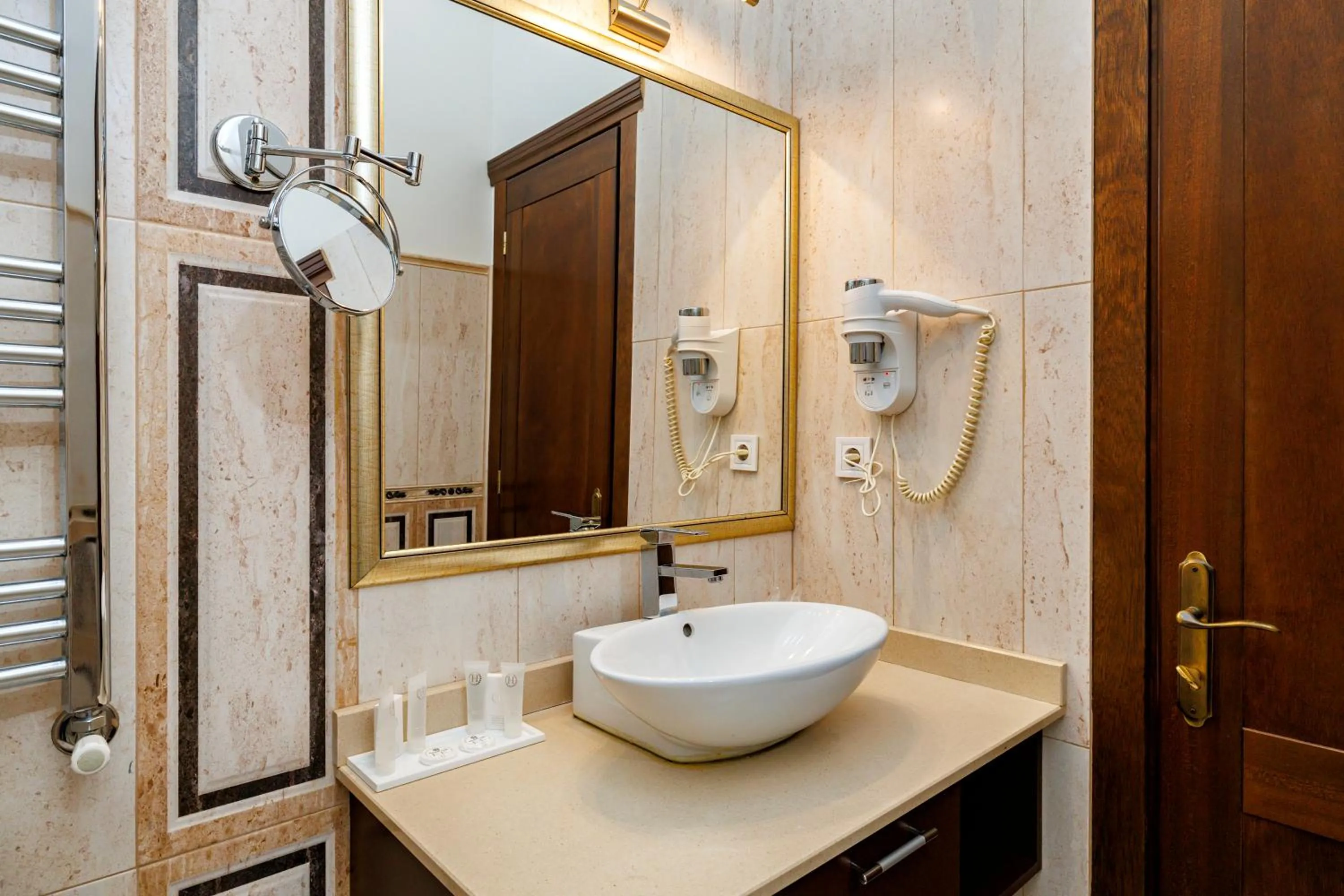 Shower in La Strada Boutique Villa