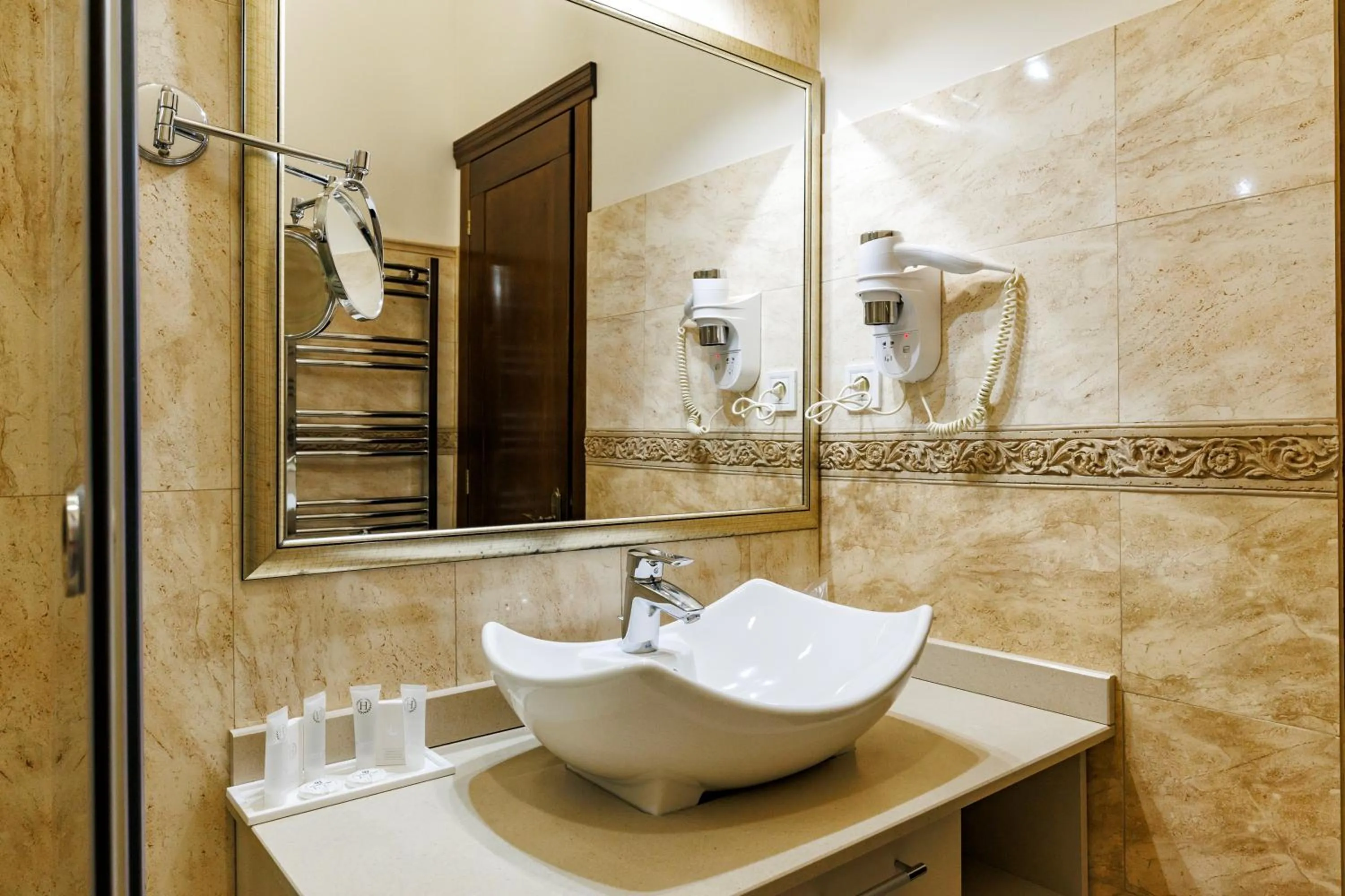 Shower in La Strada Boutique Villa