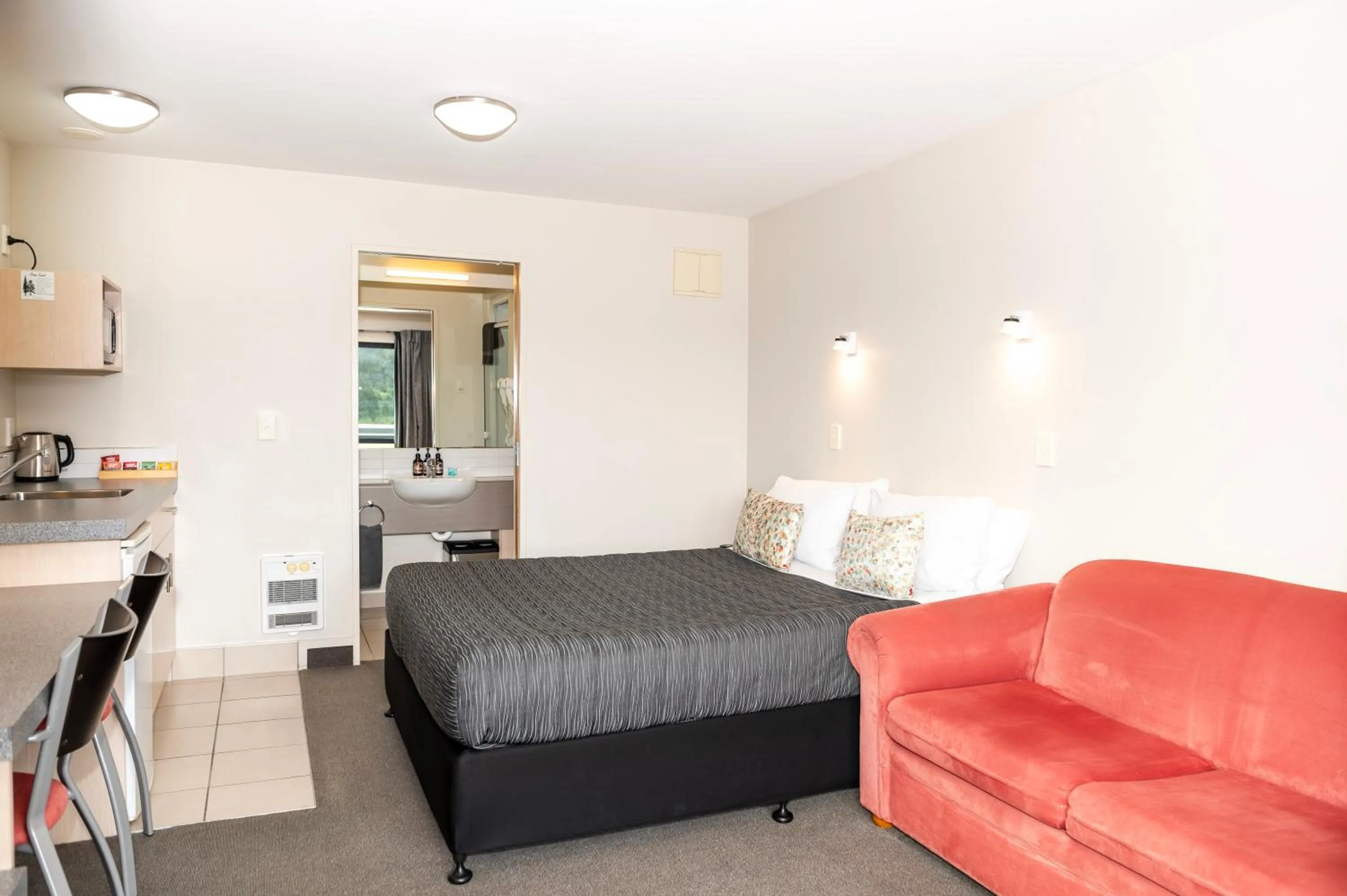 Kitchen or kitchenette in Bella Vista Motel Fox Glacier