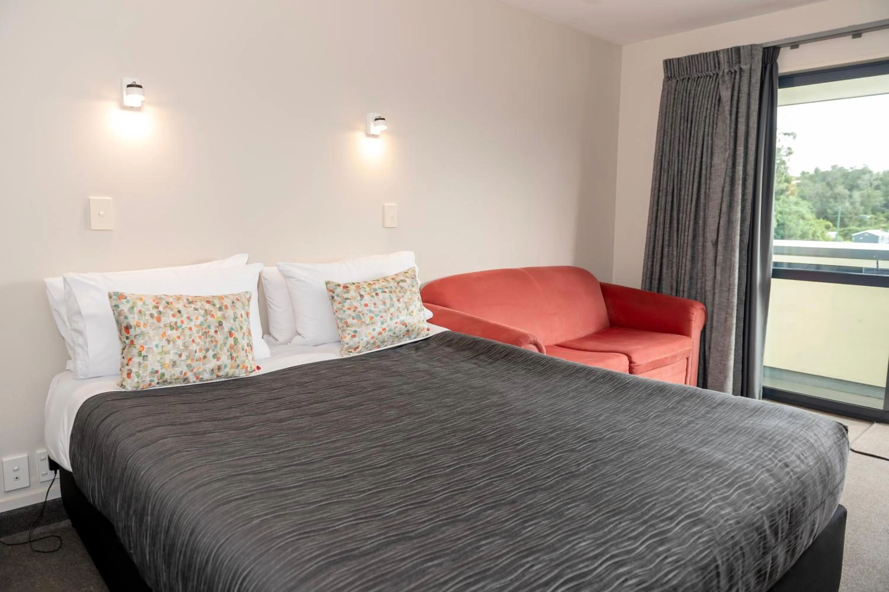 Seating area, Bed in Bella Vista Motel Fox Glacier