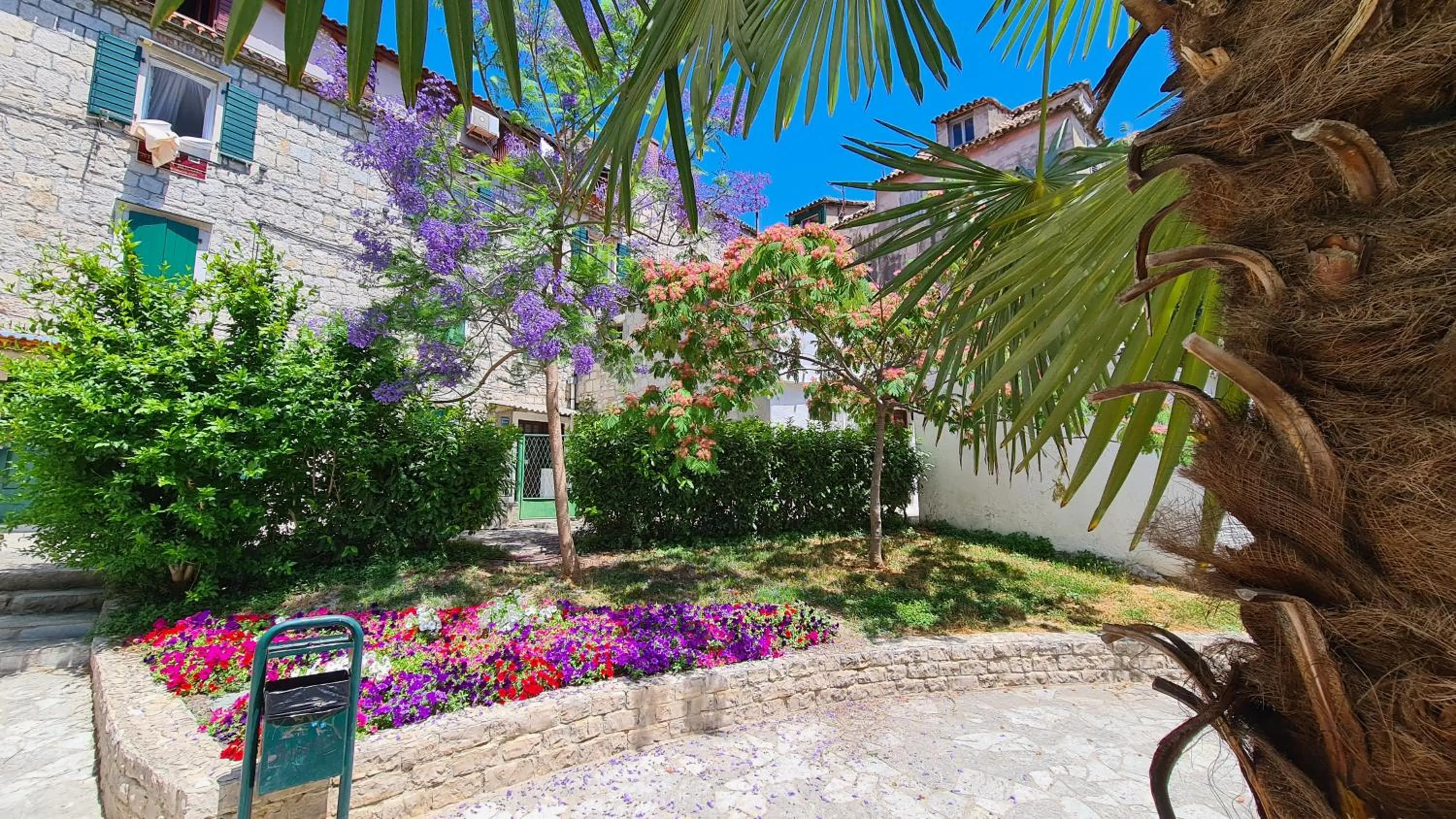 Garden in Nirvana rooms Split