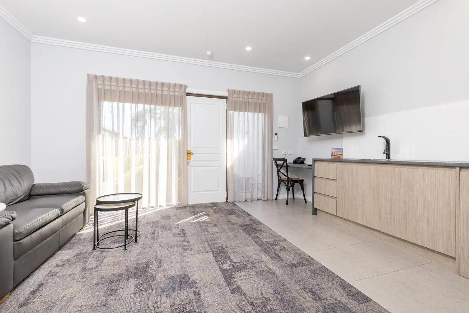 Living room in Comfort Inn Deakin Palms