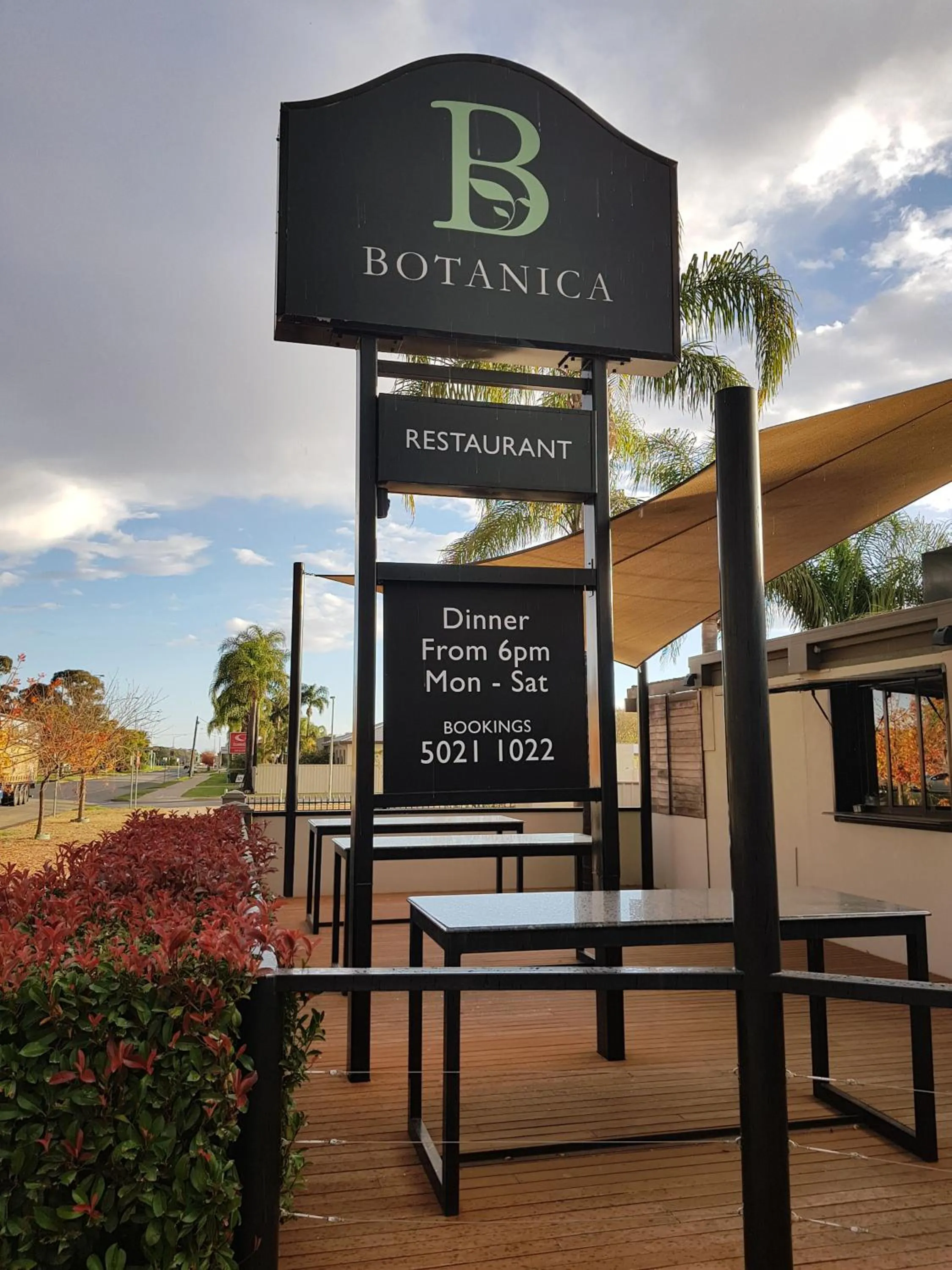 Restaurant/places to eat in Comfort Inn Deakin Palms