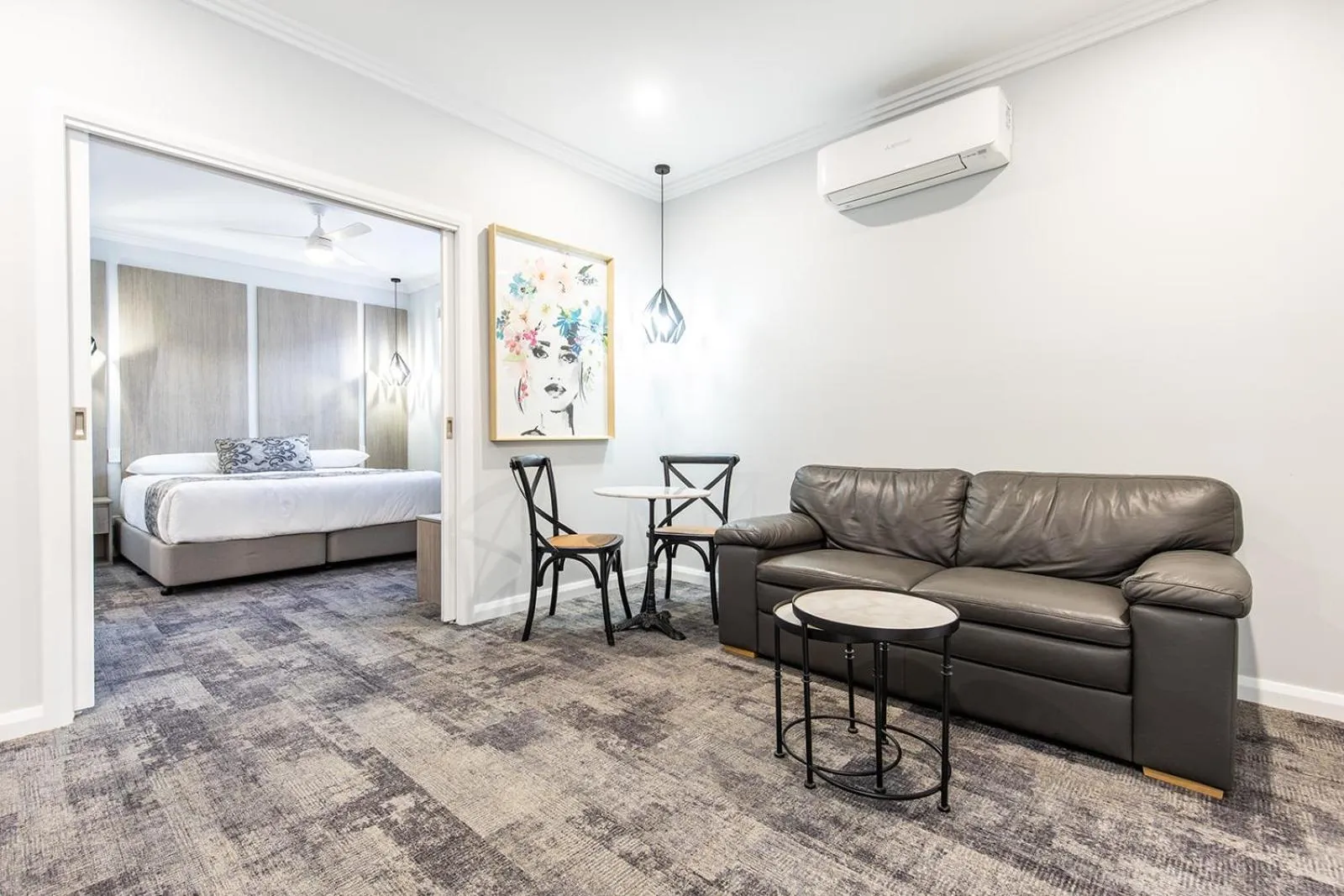 Living room, Bed in Comfort Inn Deakin Palms