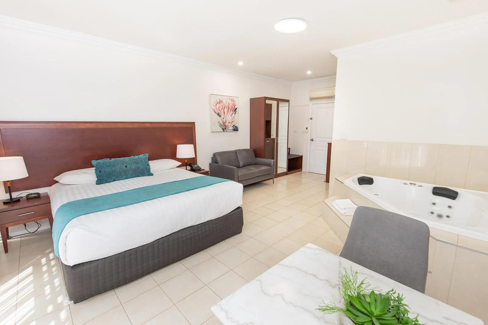 Bedroom, Bed in Comfort Inn Deakin Palms