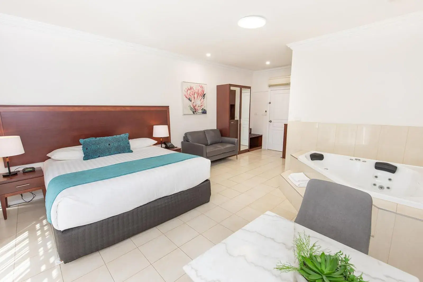 Luxury Suite with Spa Bath in Comfort Inn Deakin Palms Luxury Suite with Spa Bath in Comfort Inn Deakin Palms