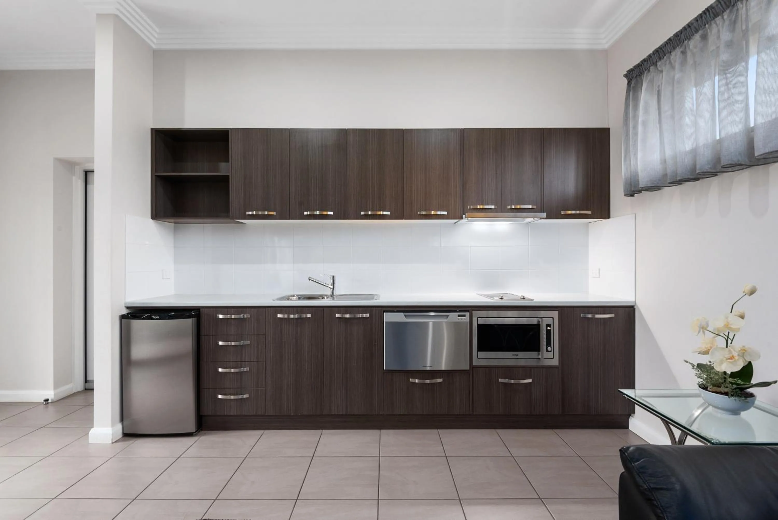 Kitchen or kitchenette in Comfort Inn Deakin Palms