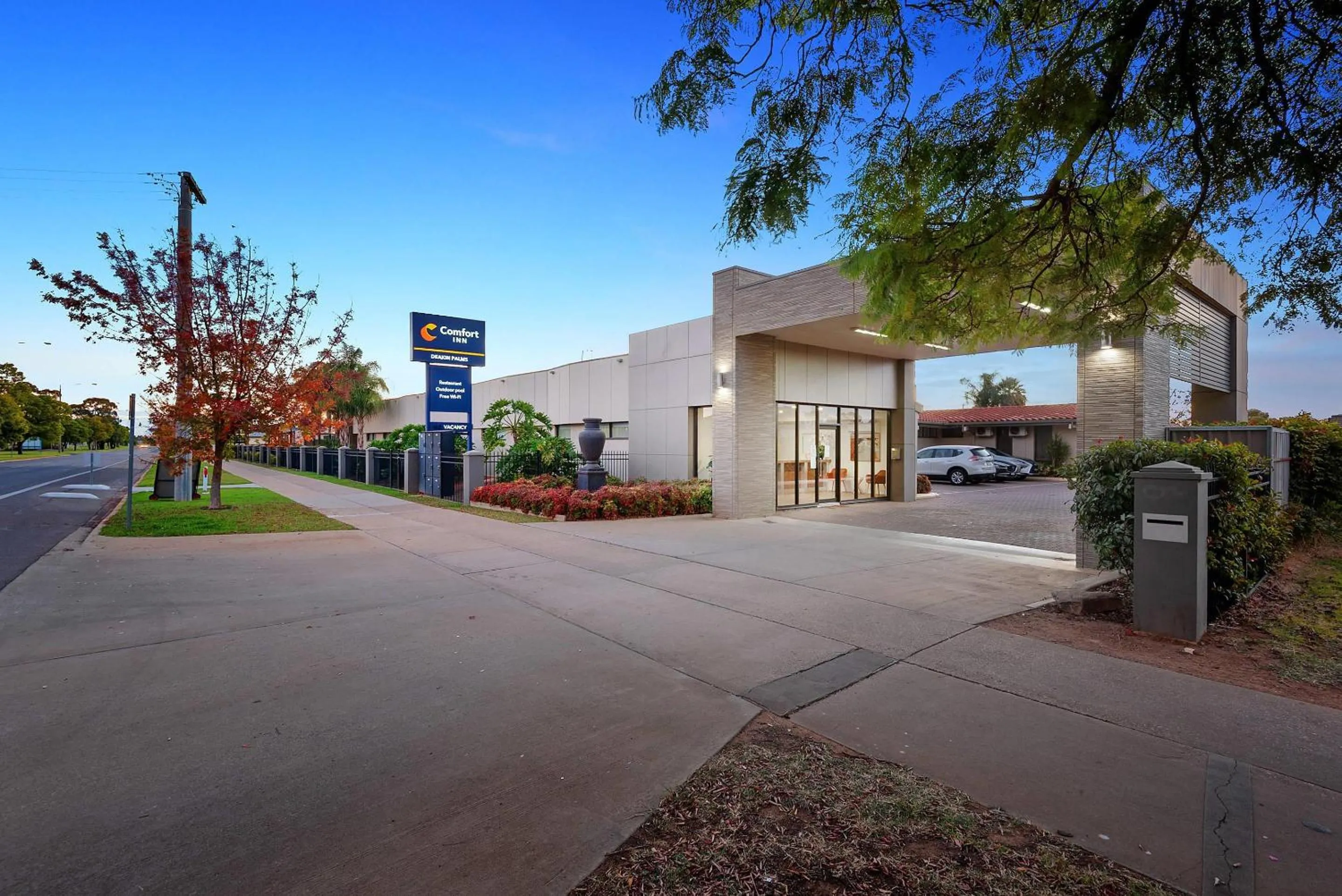 Property building in Comfort Inn Deakin Palms