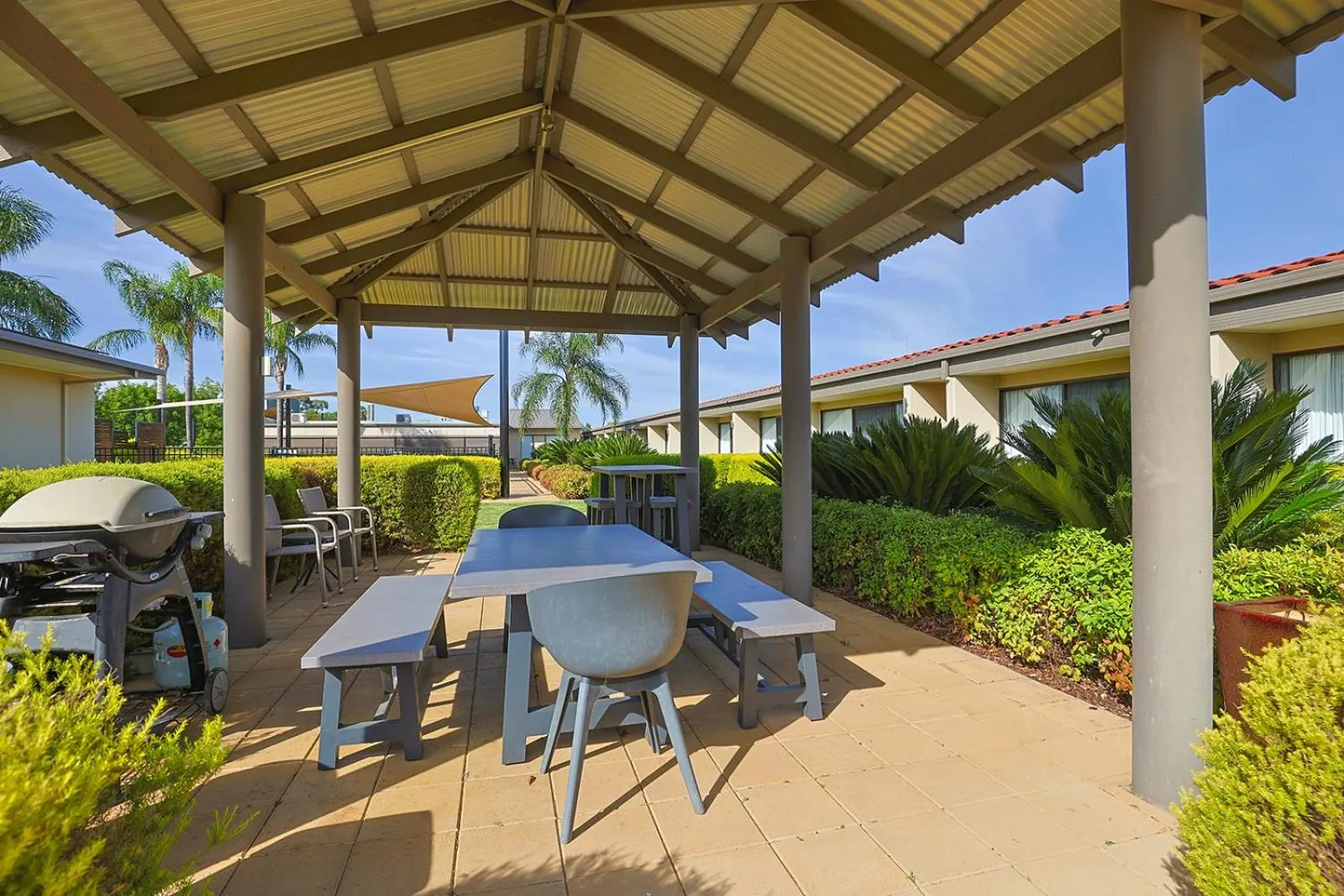 BBQ facilities in Comfort Inn Deakin Palms