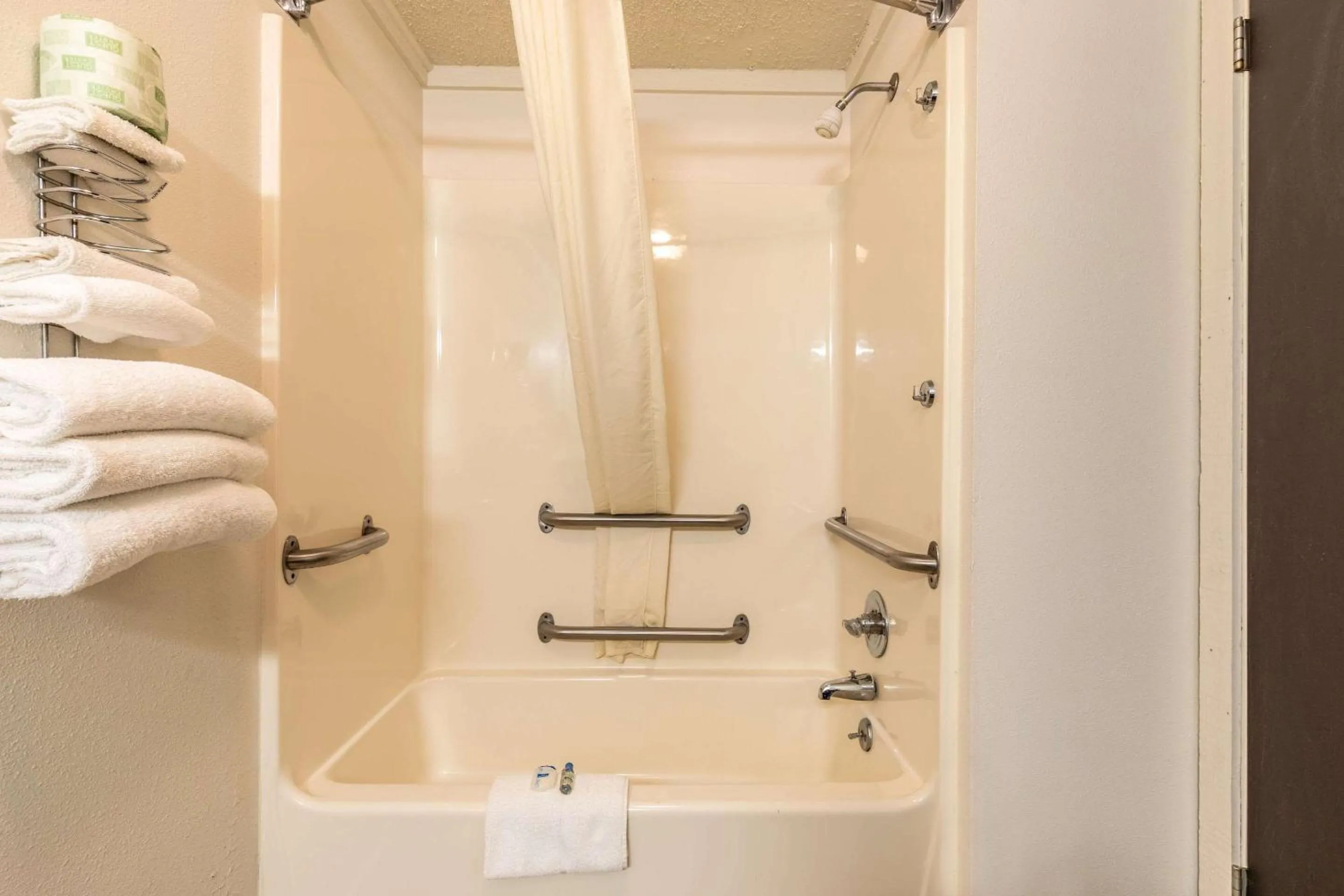 Bathroom in Value Inn Kenosha I-94 - Exit 344