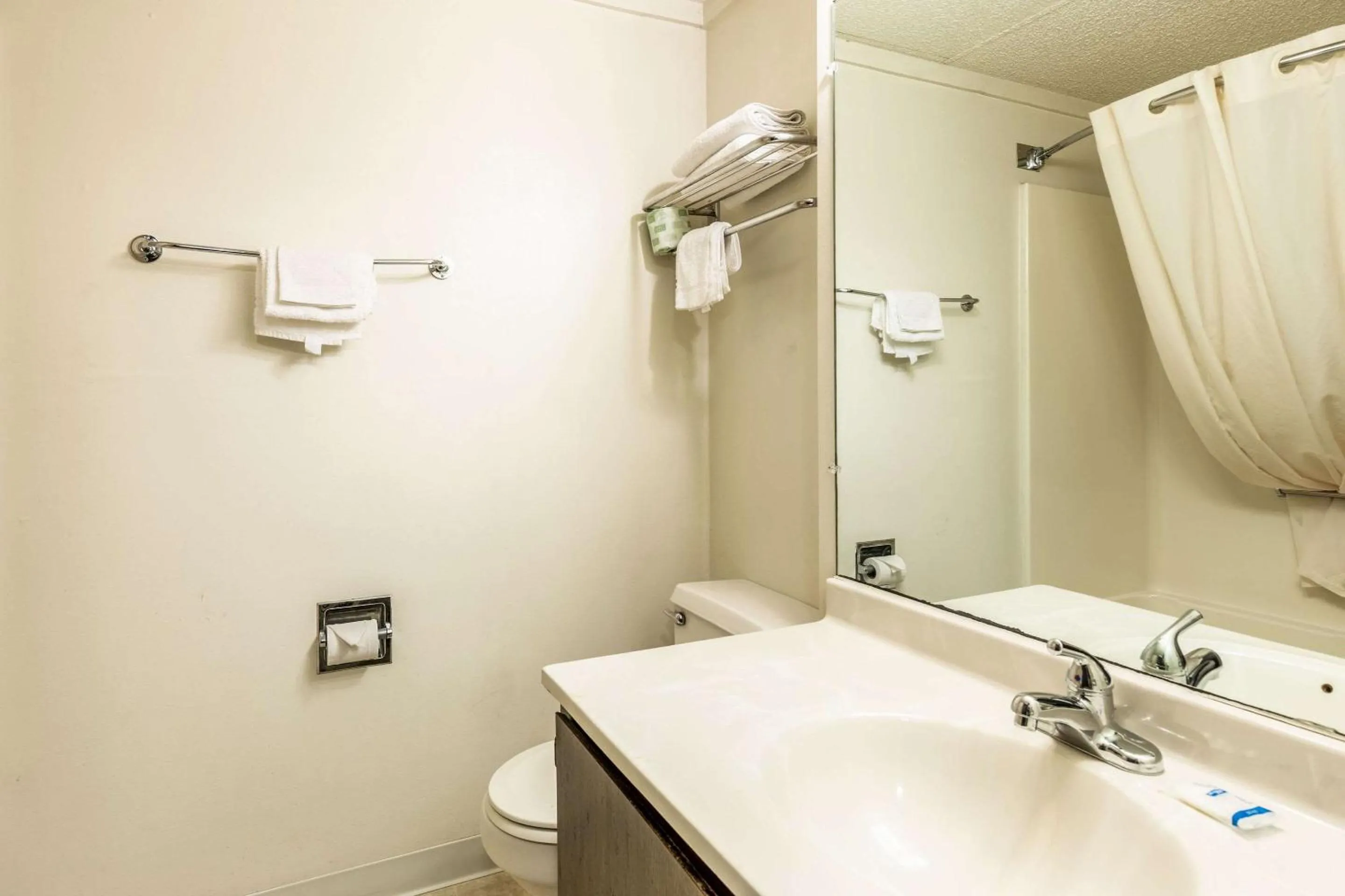 Bathroom in Value Inn Kenosha I-94 - Exit 344