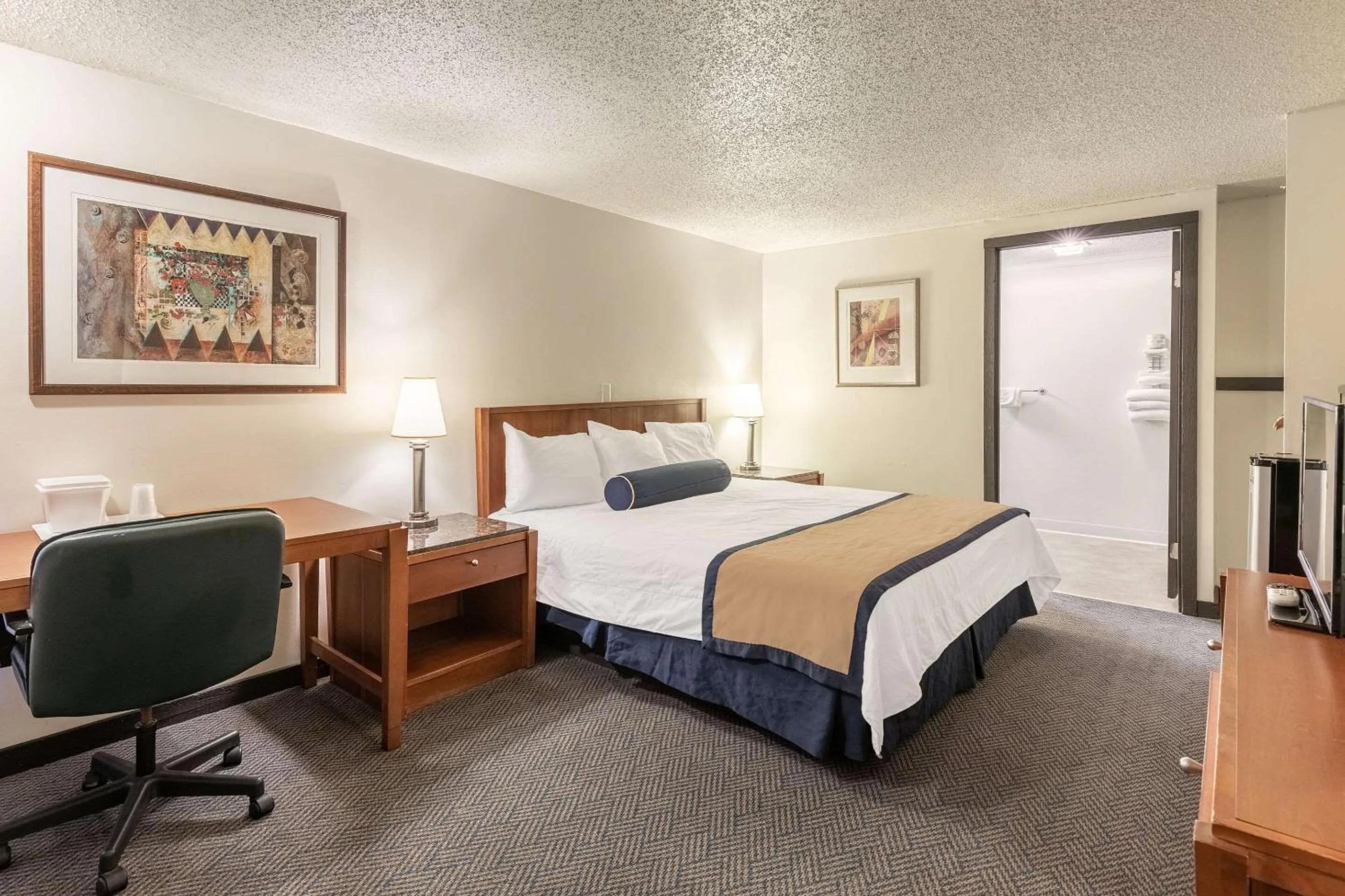 Bed in Value Inn Kenosha I-94 - Exit 344