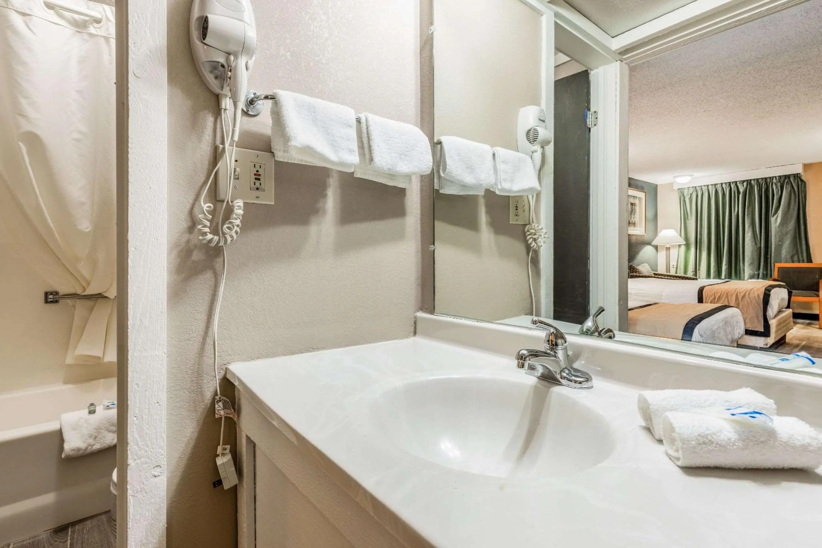 Bathroom, Bed in Value Inn Kenosha I-94 - Exit 344