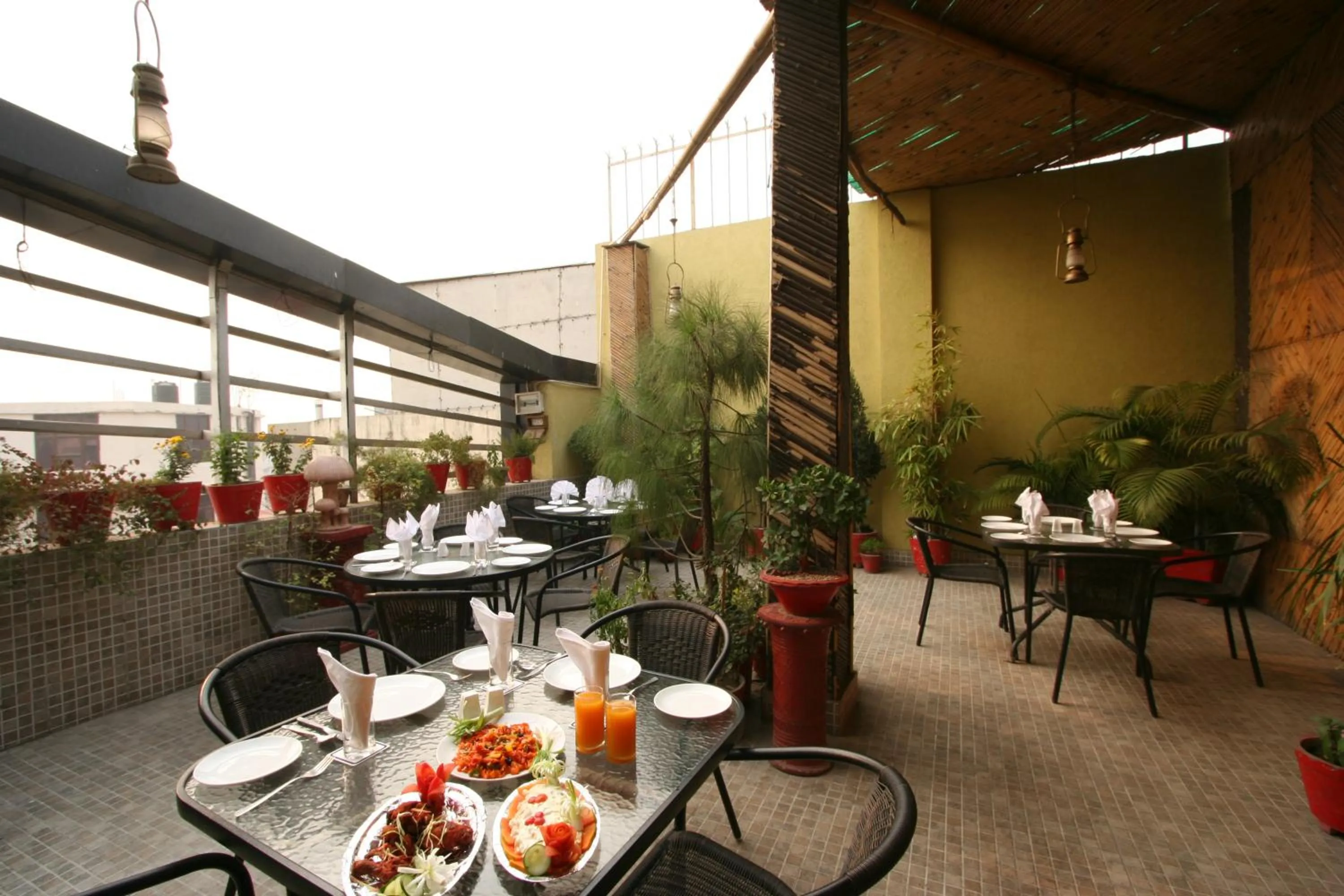 Restaurant/places to eat in Hotel Kingston Park near Ganga Ram Hospital