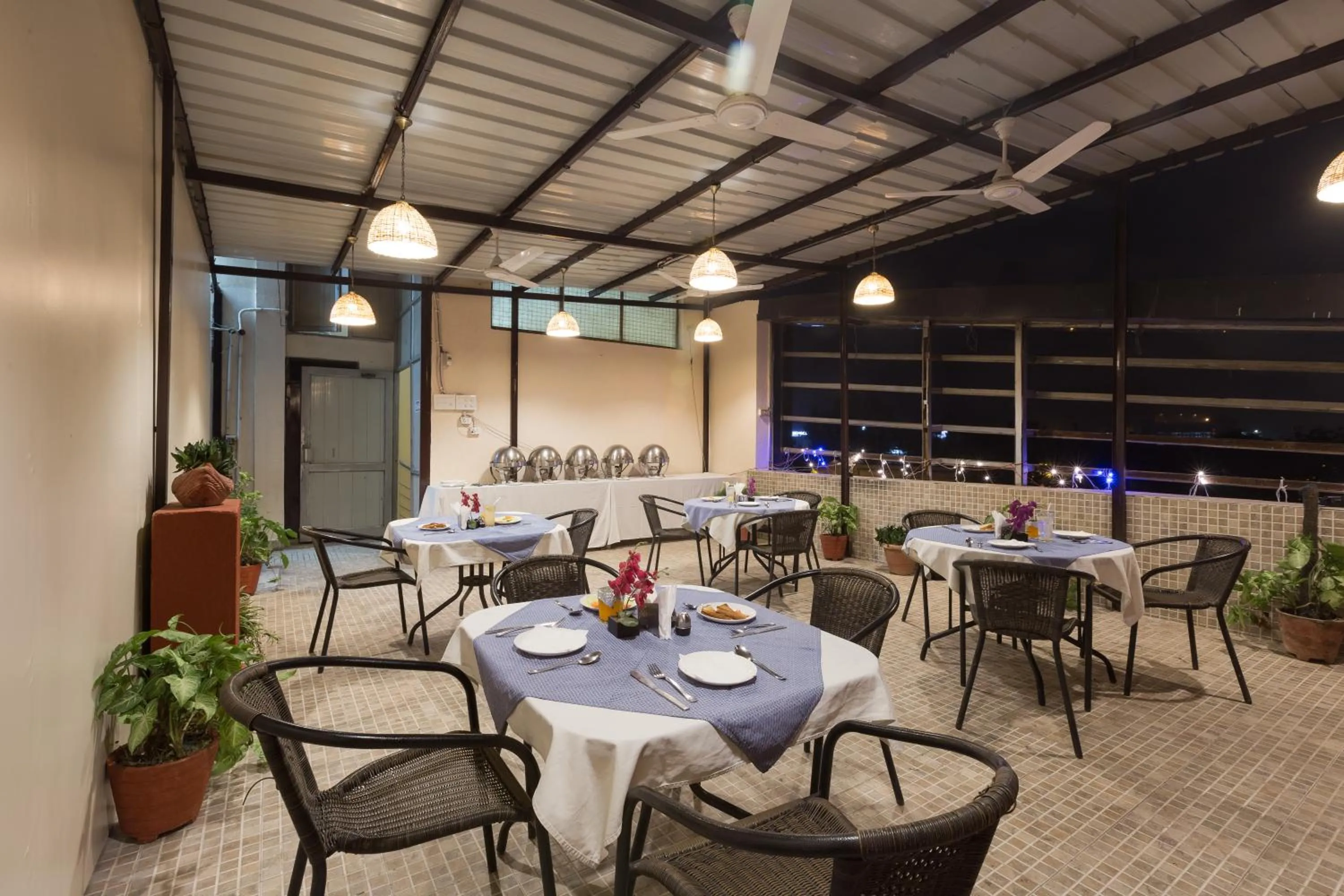 Restaurant/places to eat in Hotel Kingston Park near Ganga Ram Hospital