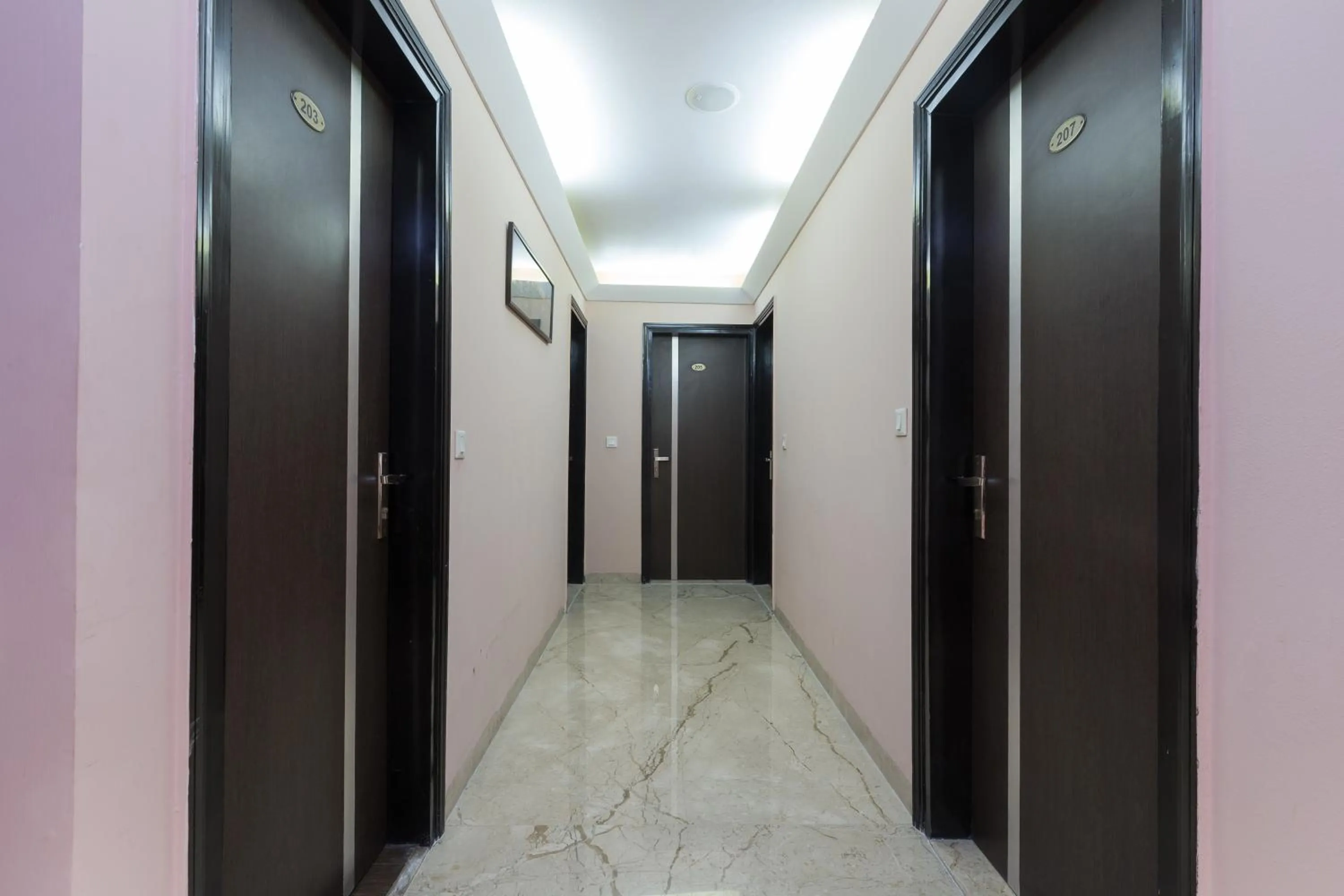 Area and facilities in Hotel Kingston Park near Ganga Ram Hospital