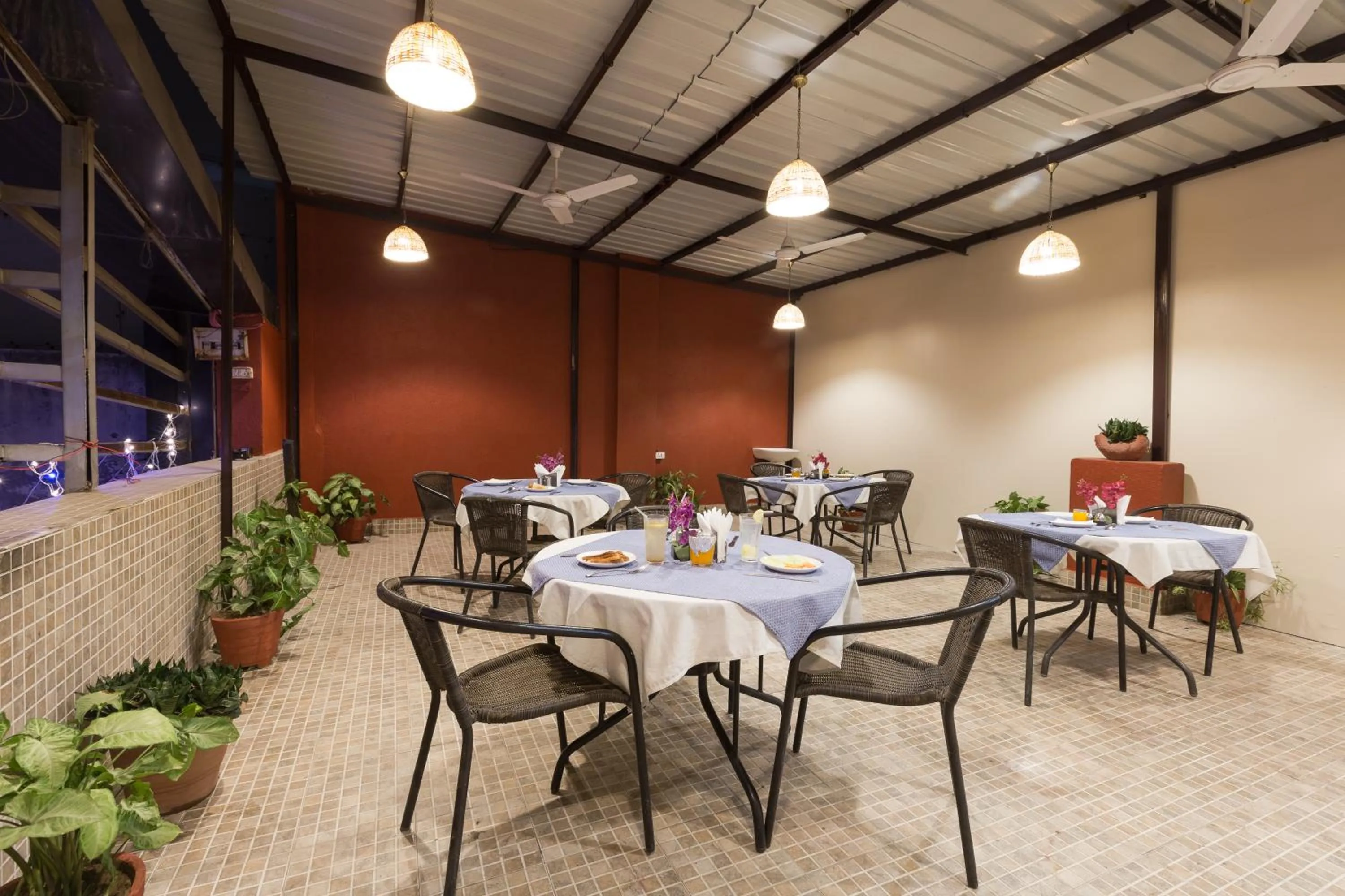 Restaurant/places to eat in Hotel Kingston Park near Ganga Ram Hospital