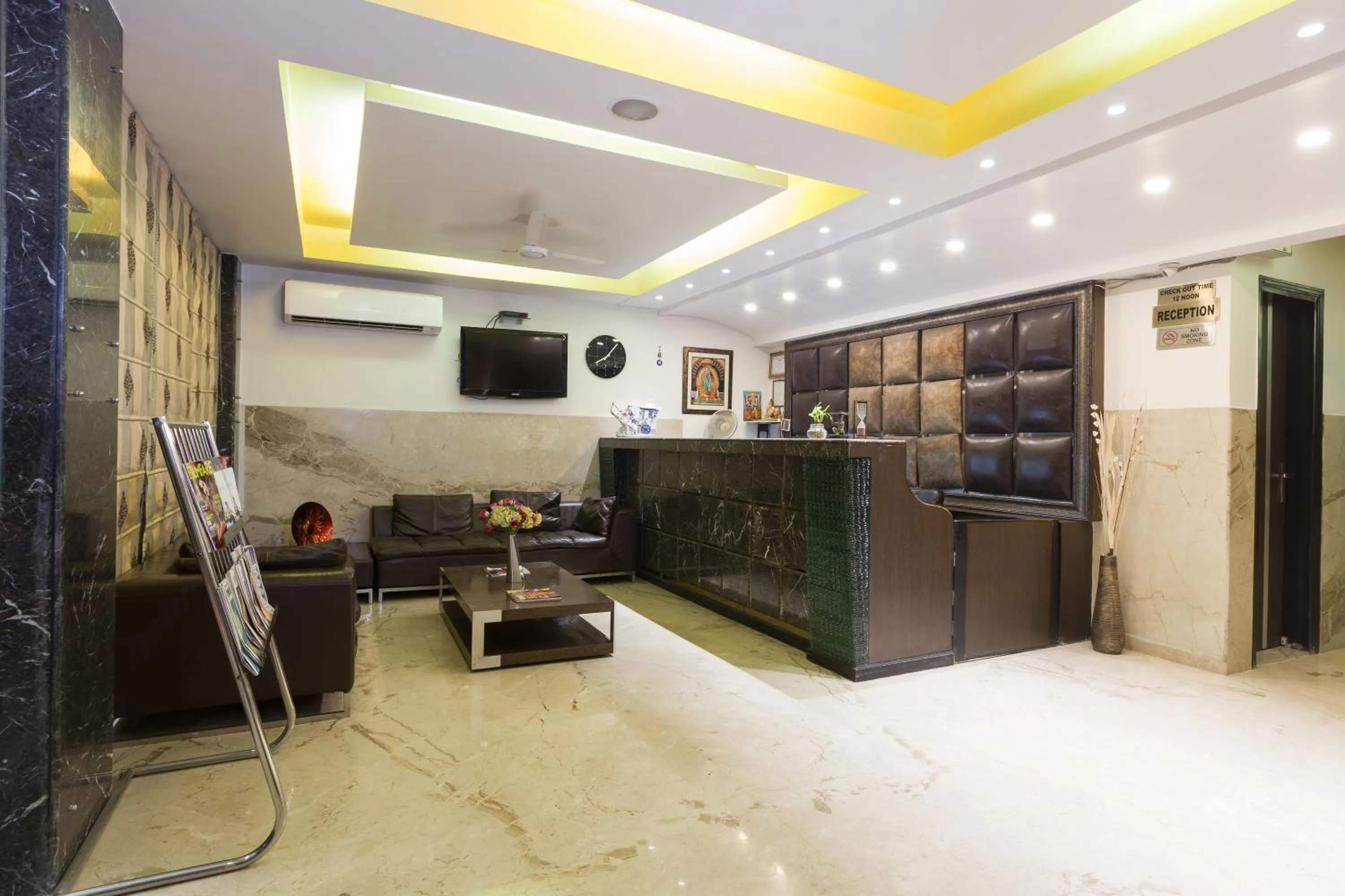 Lobby or reception in Hotel Kingston Park near Ganga Ram Hospital