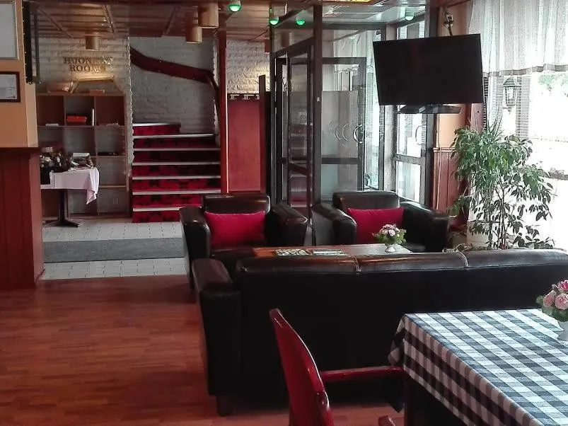 Communal lounge/ TV room in Hotelli Pogostan Hovi