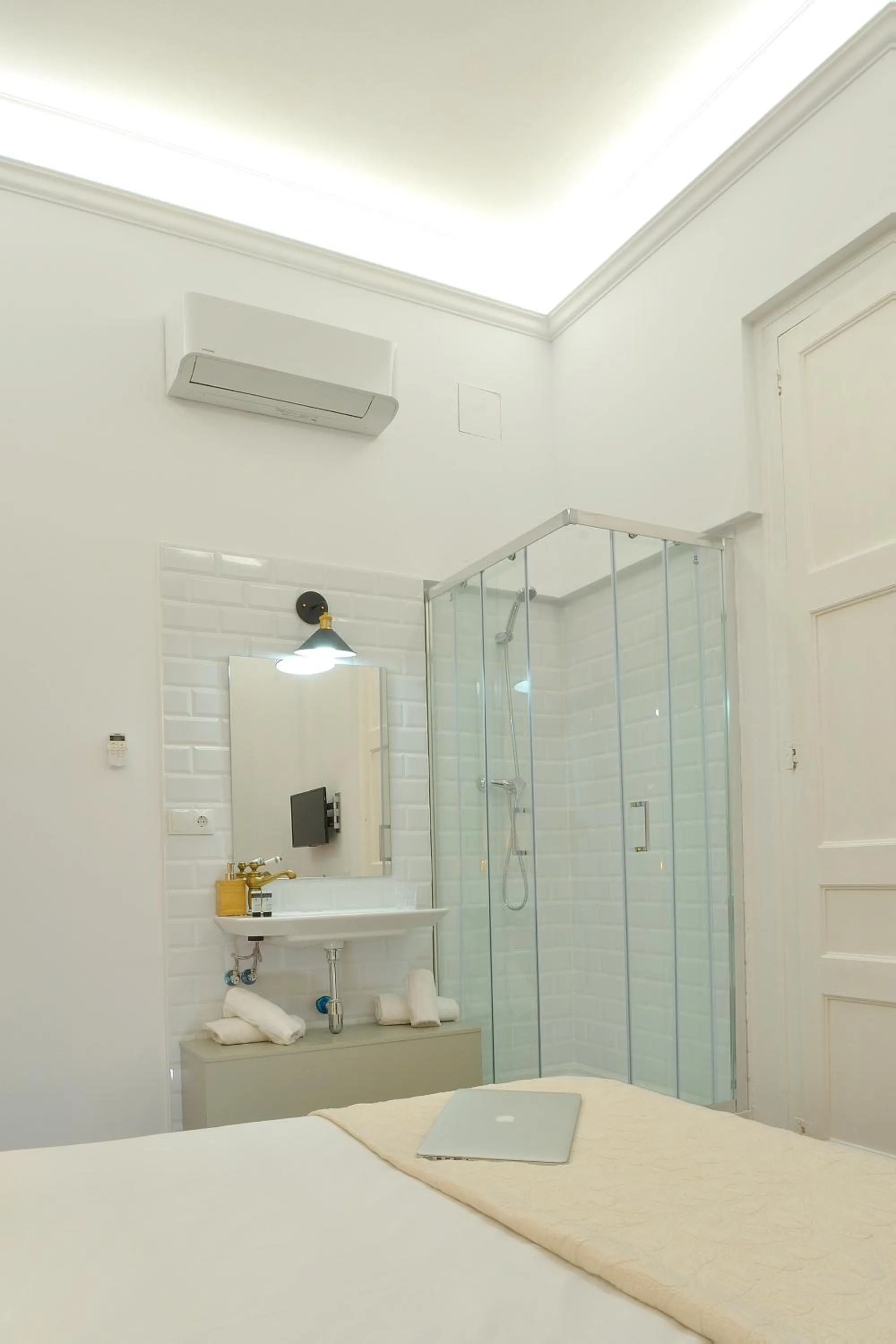 Shower in Hostal Girona