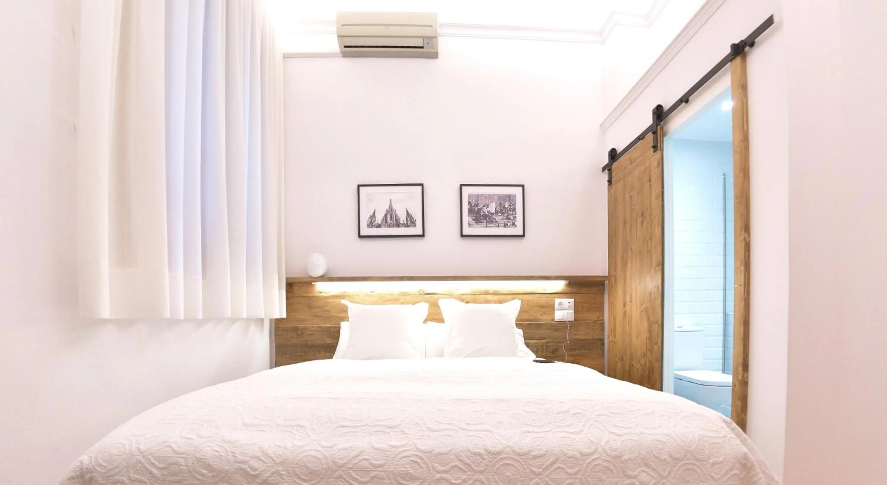 Bathroom, Bed in Hostal Girona