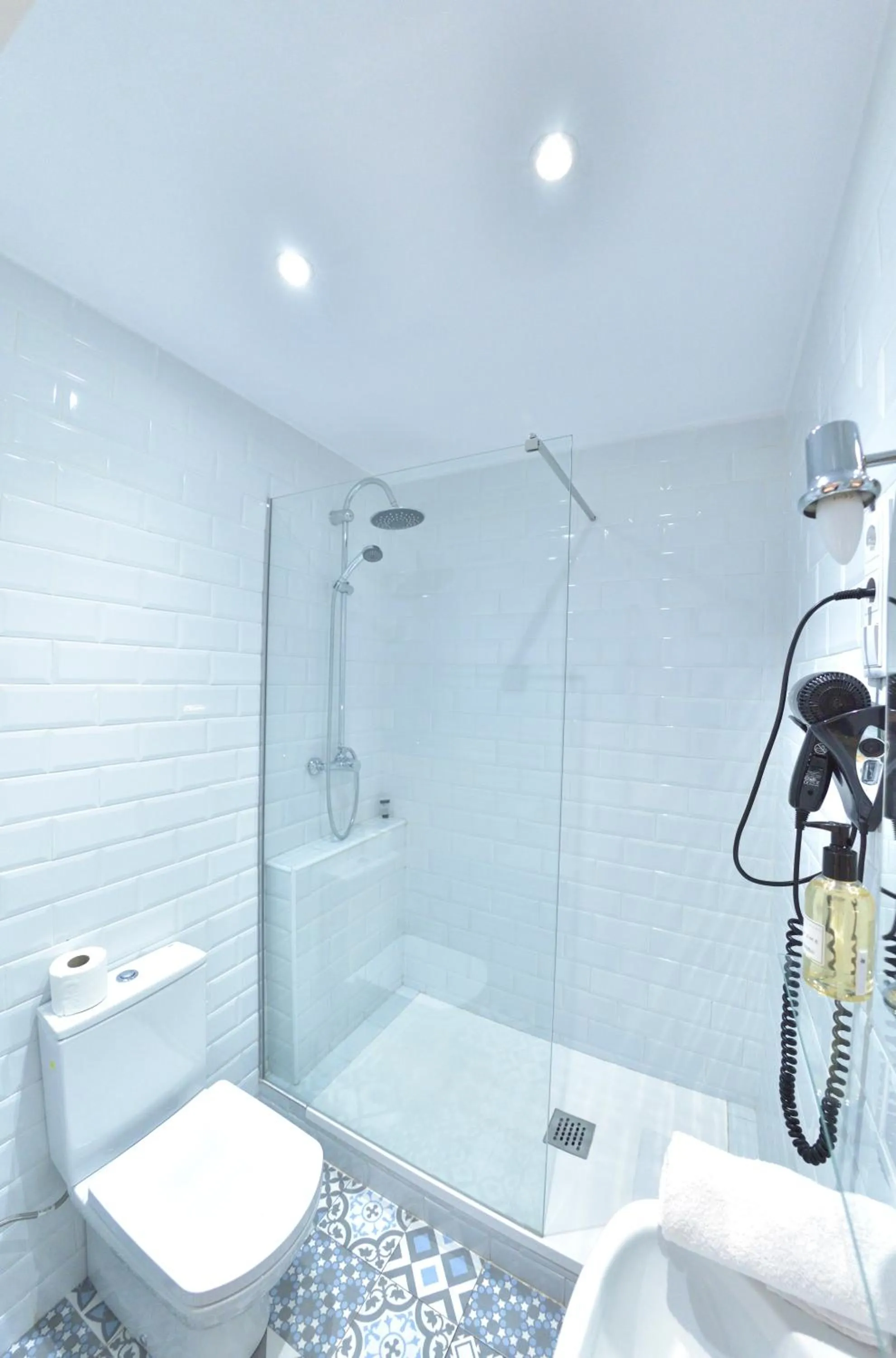 Bathroom in Hostal Girona