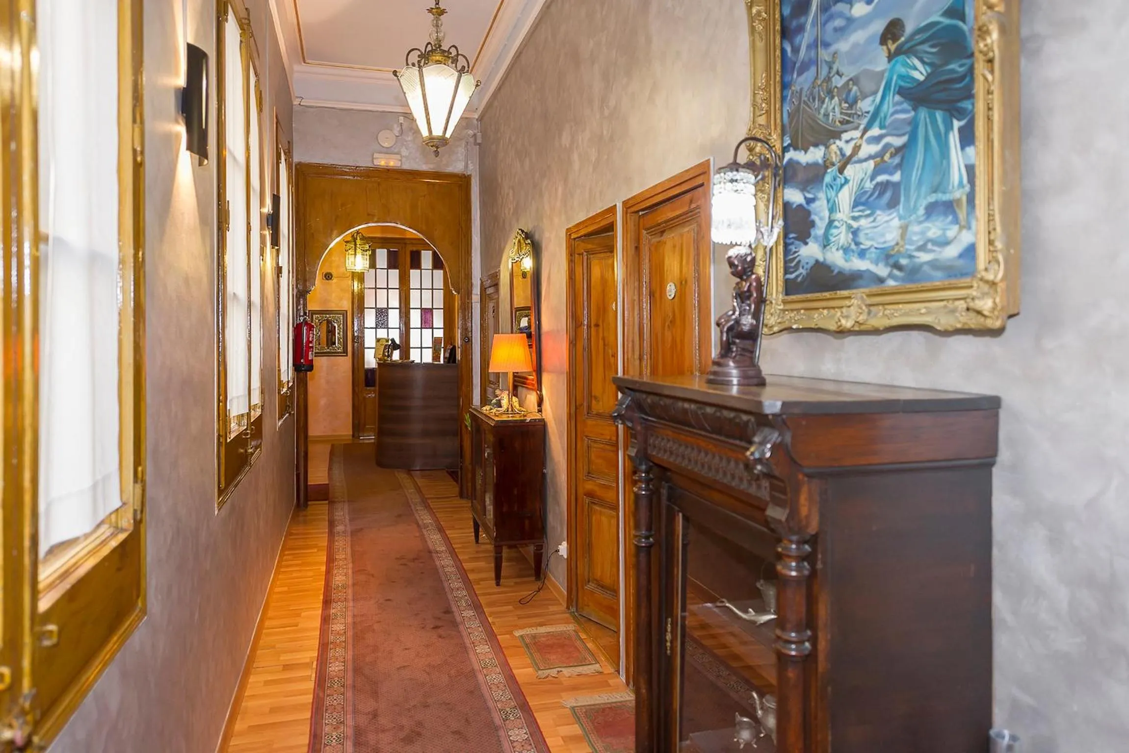 Area and facilities in Hostal Girona