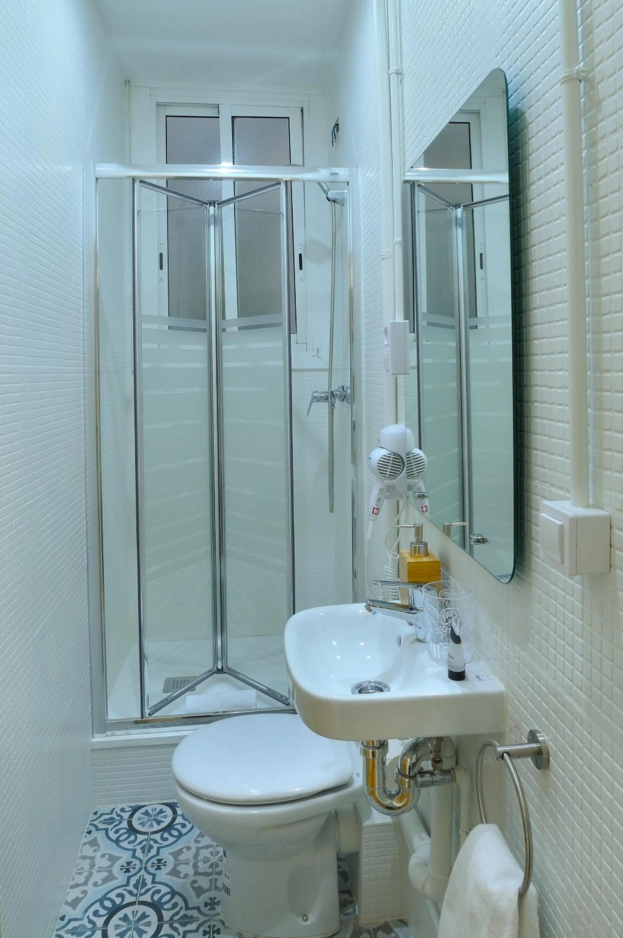 Bathroom in Hostal Girona