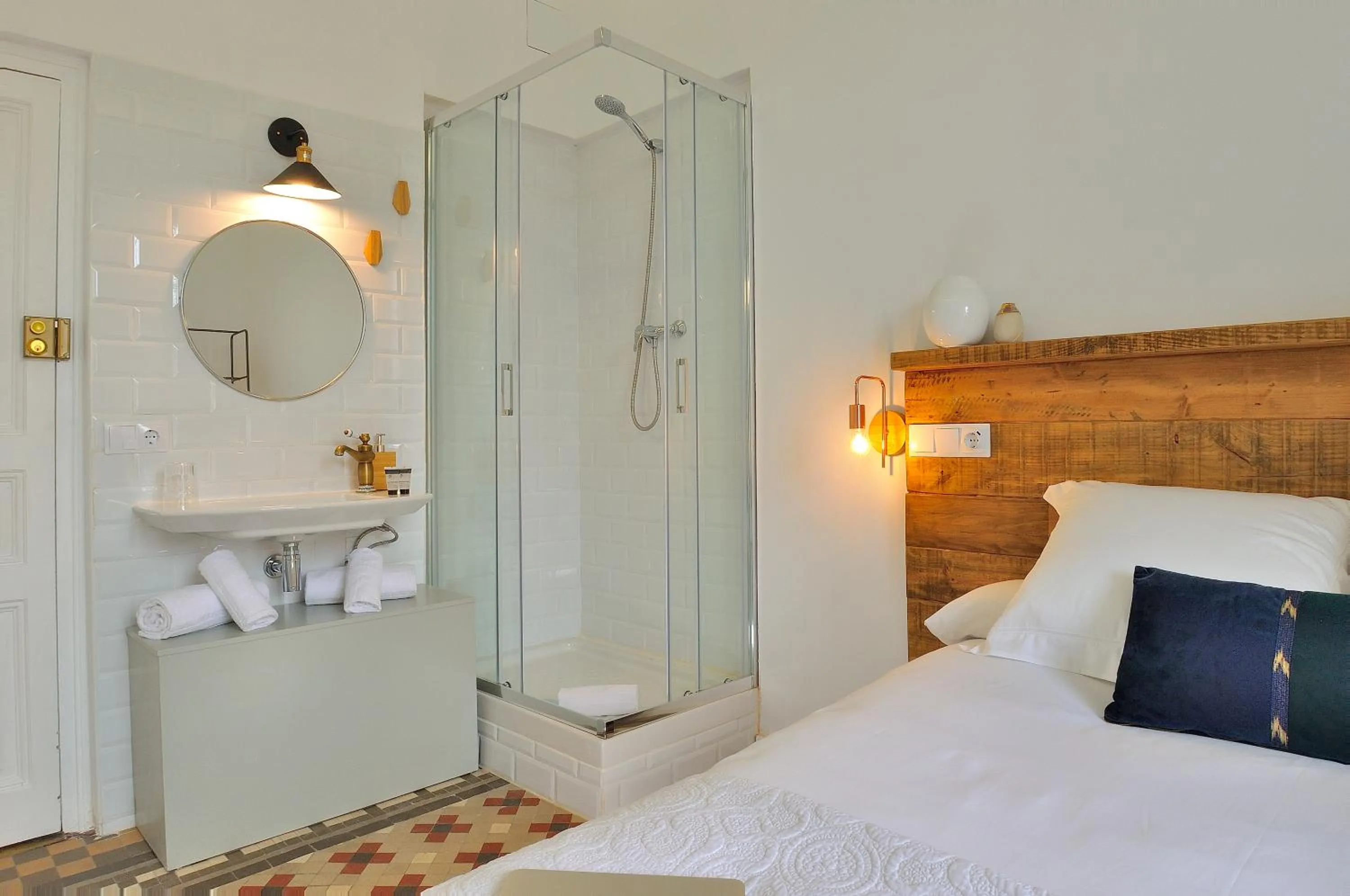 Shower, Bed in Hostal Girona