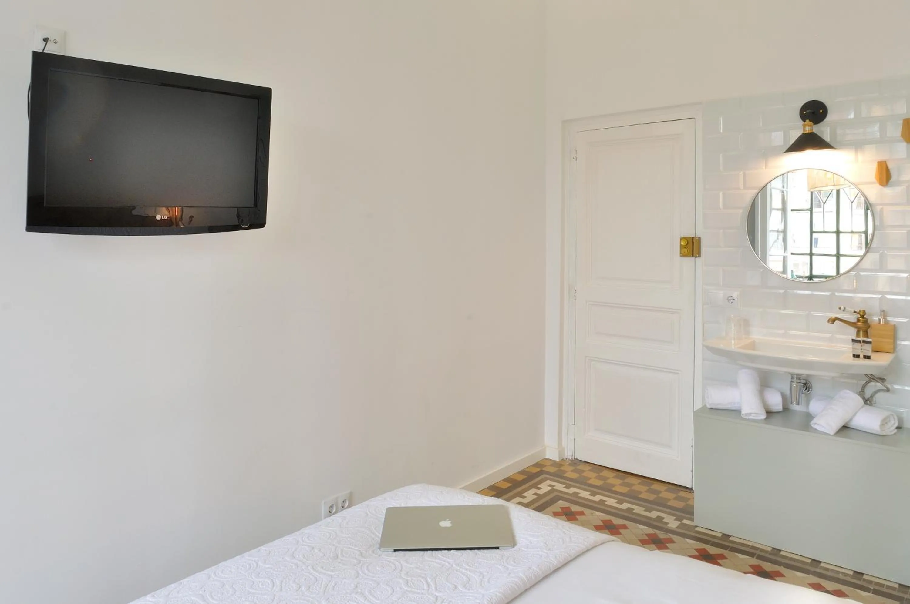 Shower, Bed in Hostal Girona