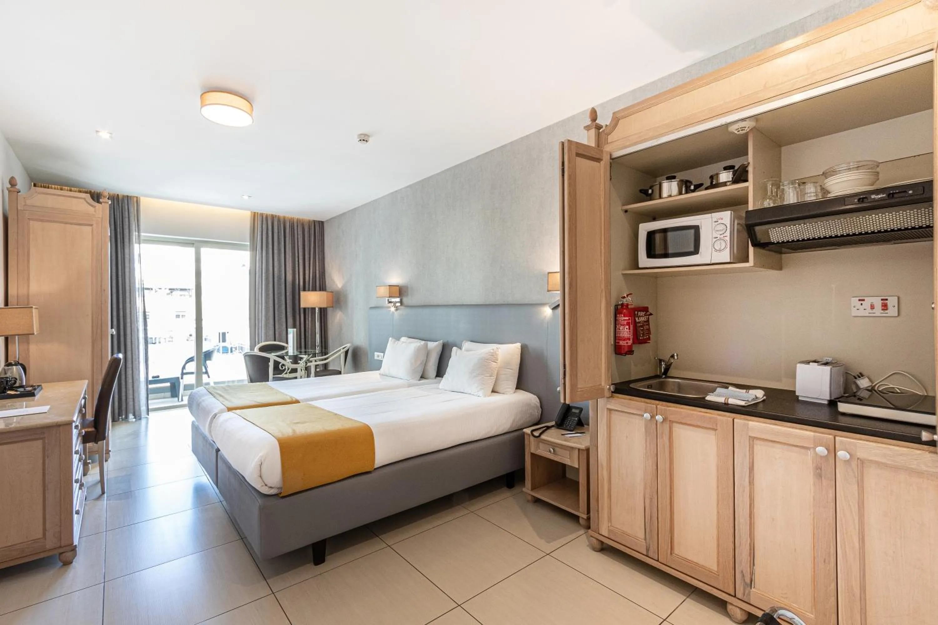 Kitchen or kitchenette, Bed in Solana Hotel & Spa