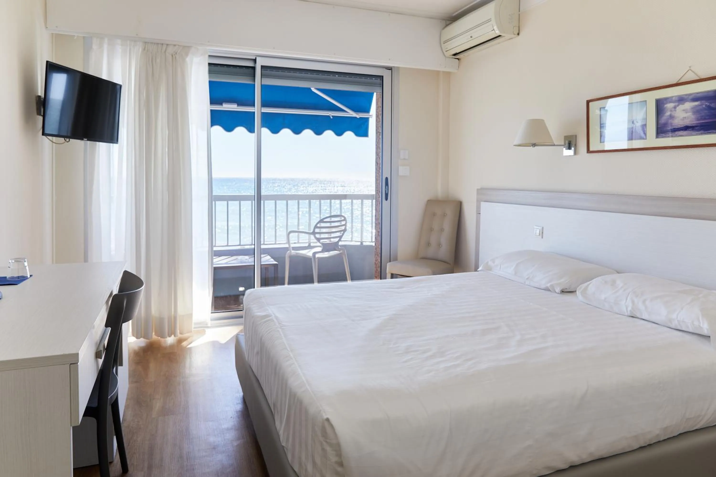 Bedroom, Bed in Hôtel Le Dauphin