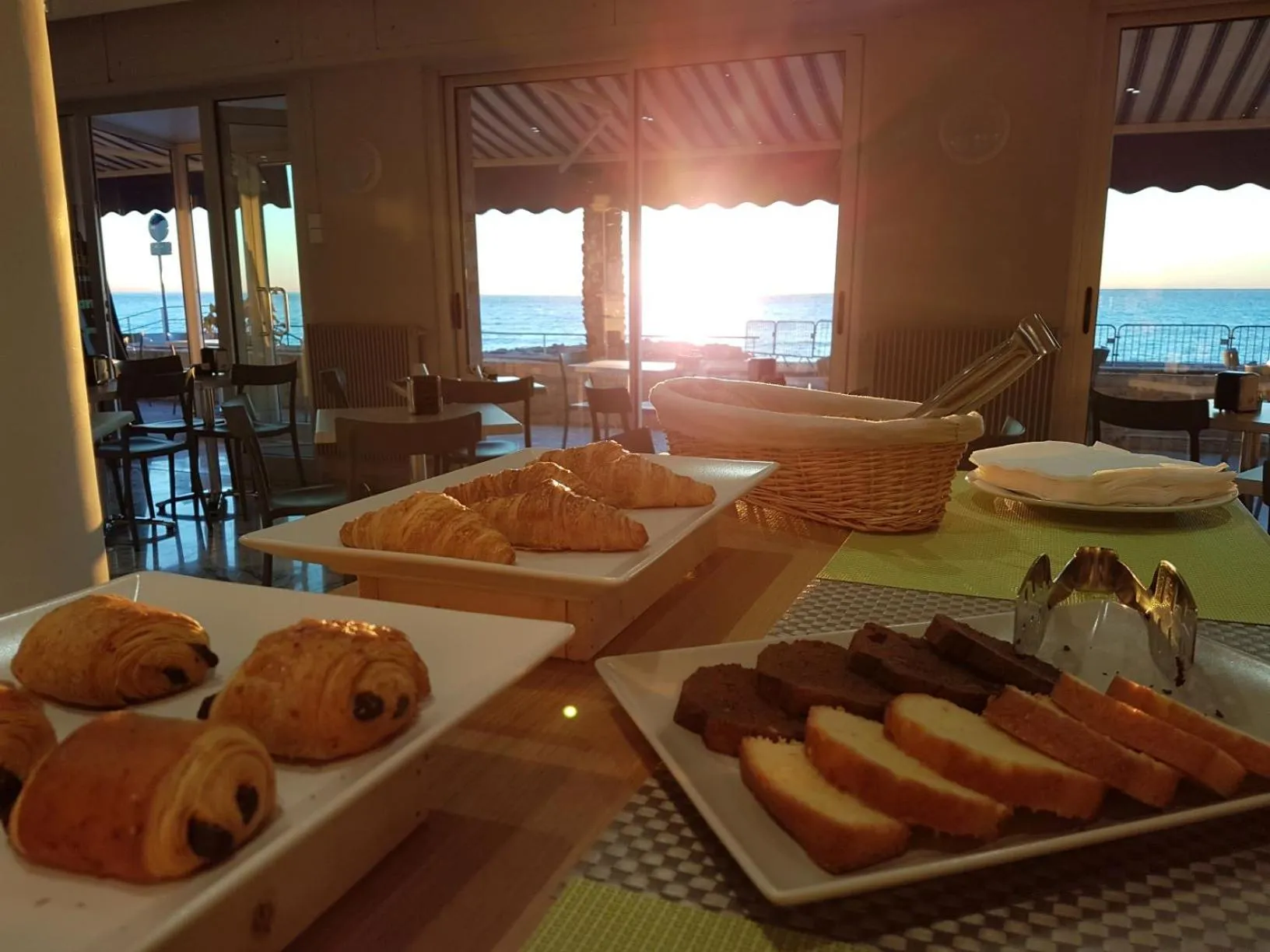 Buffet breakfast in Hôtel Le Dauphin