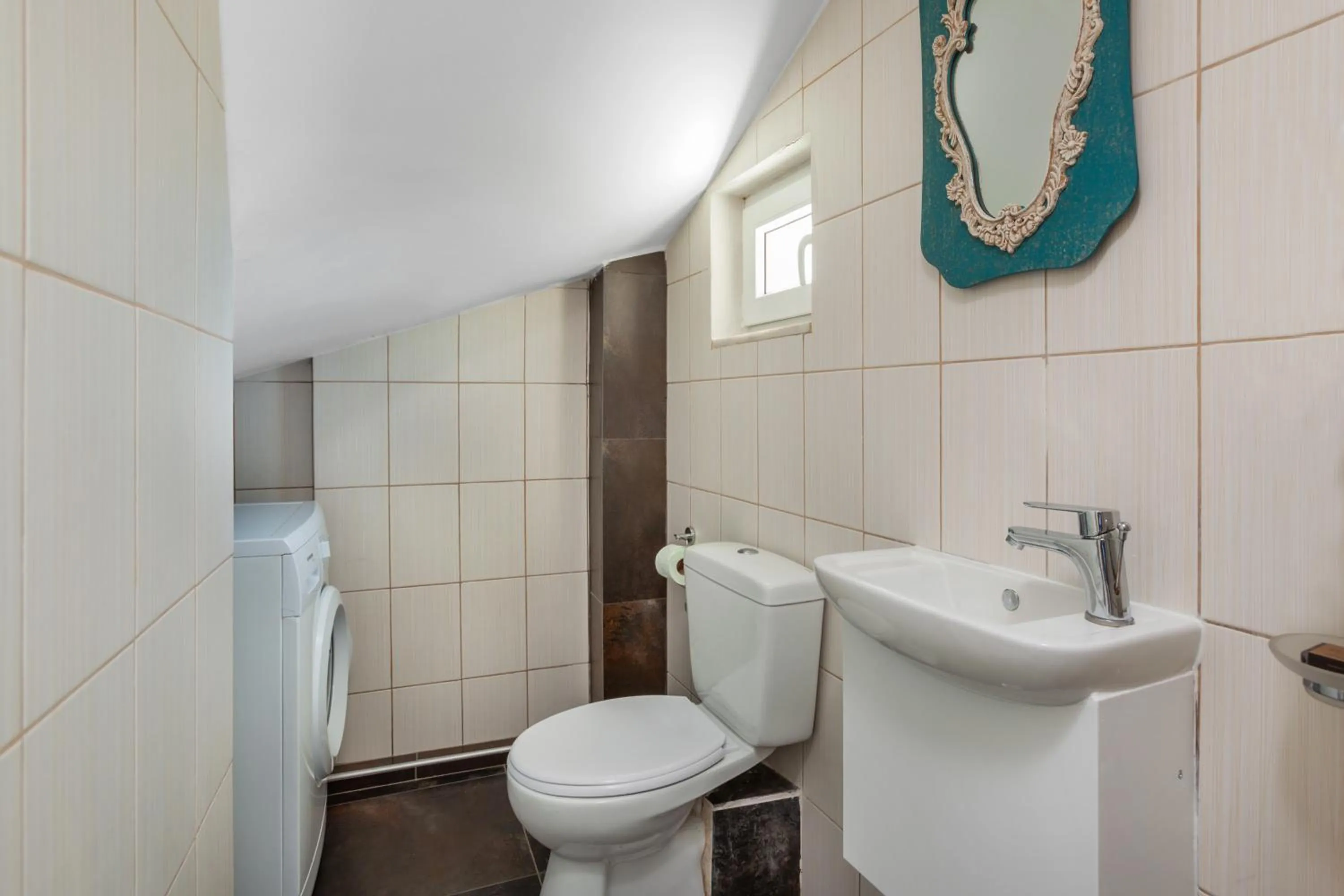 Toilet in Sunny Villas Resort & Spa