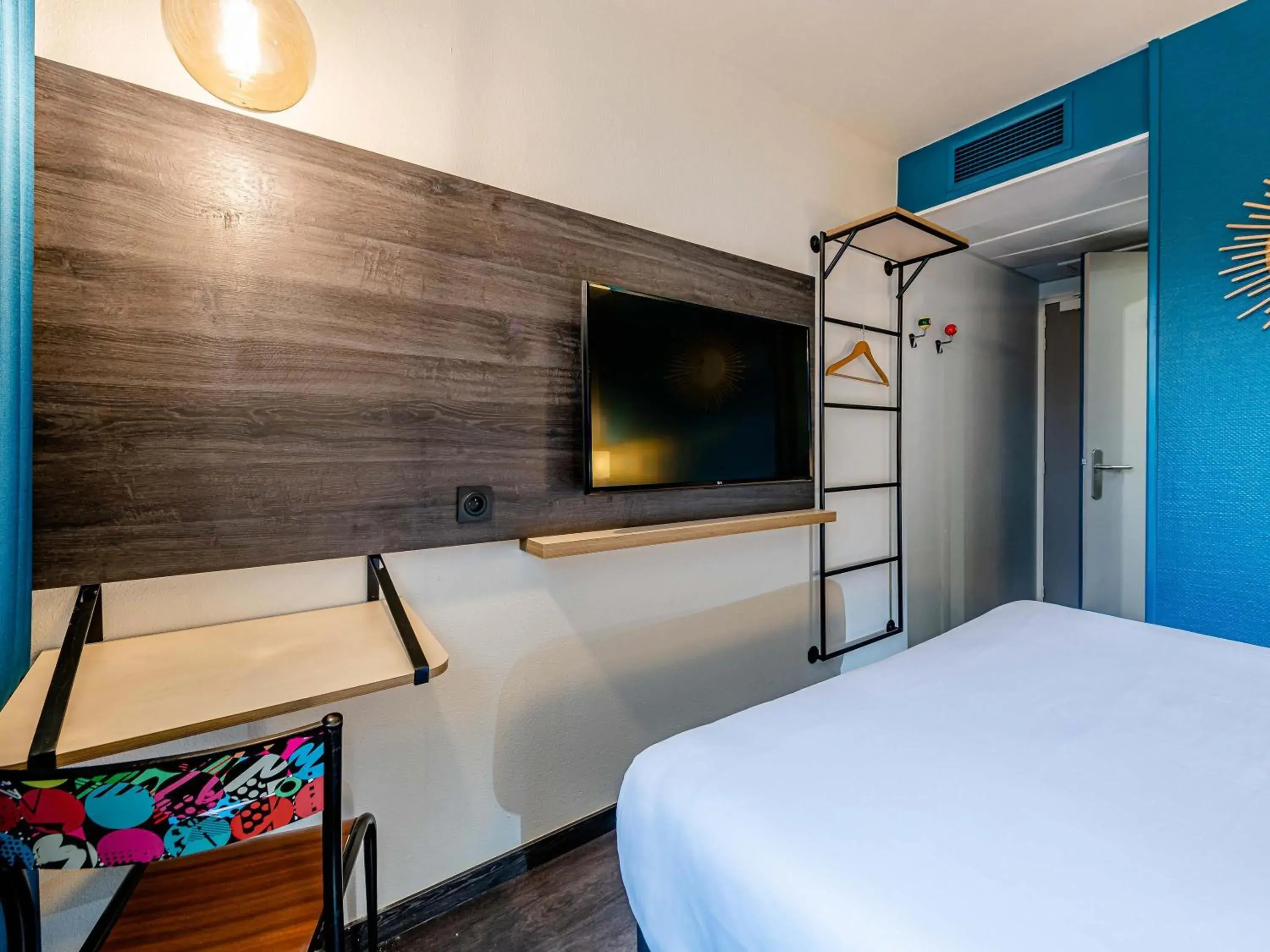 Pop Double Room with Sofa in Greet Hotel Bordeaux Floirac Arena Pop Double Room with Sofa in Greet Hotel Bordeaux Floirac Arena