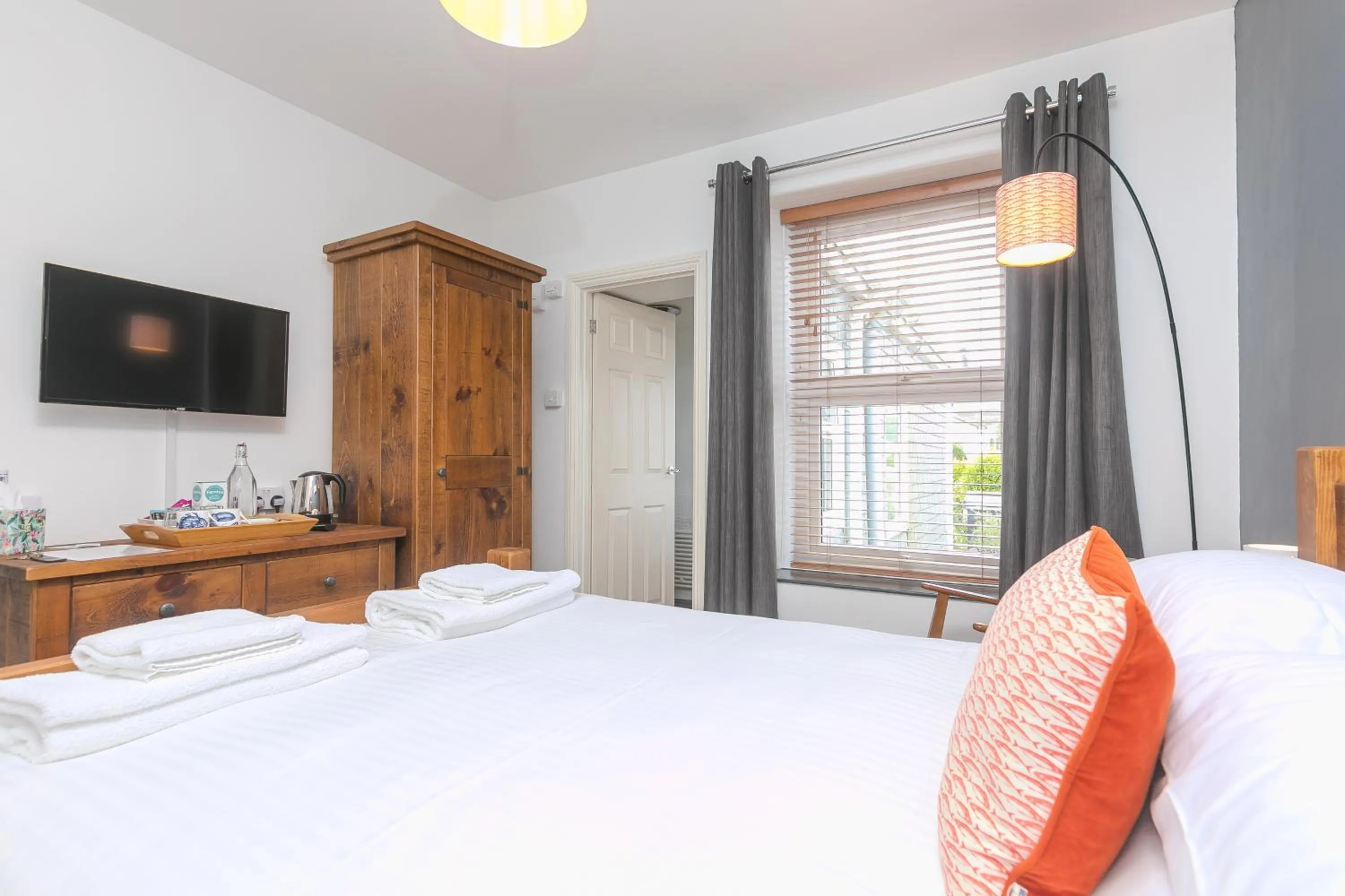 Bedroom, Bed in Oystercatcher
