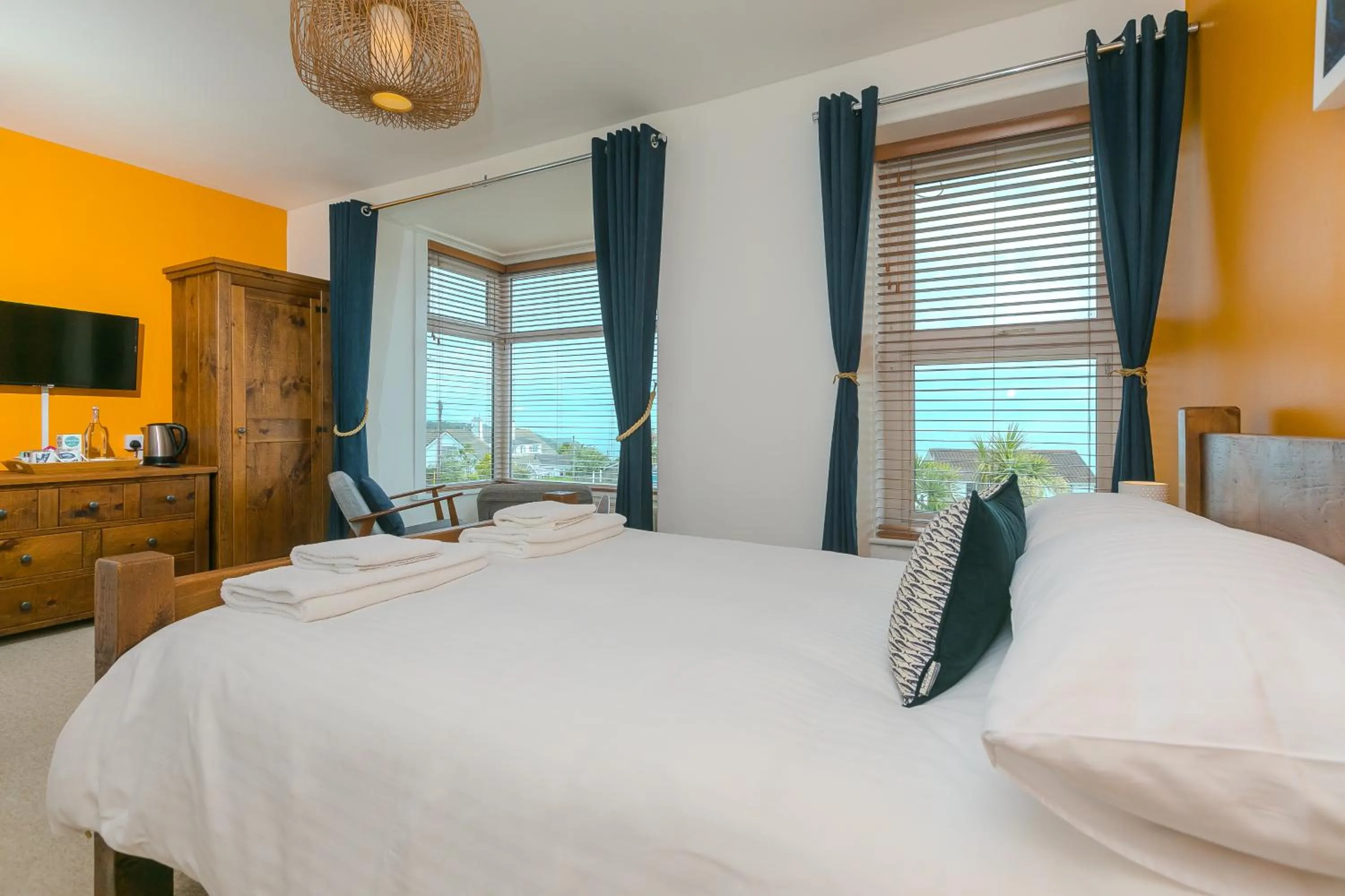 Bedroom, Bed in Oystercatcher