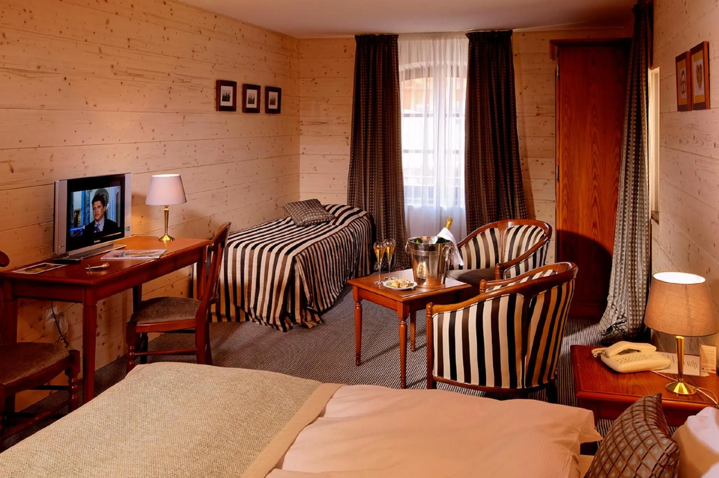 Living room, Bed in Hotel Restaurant L'Ami Fritz