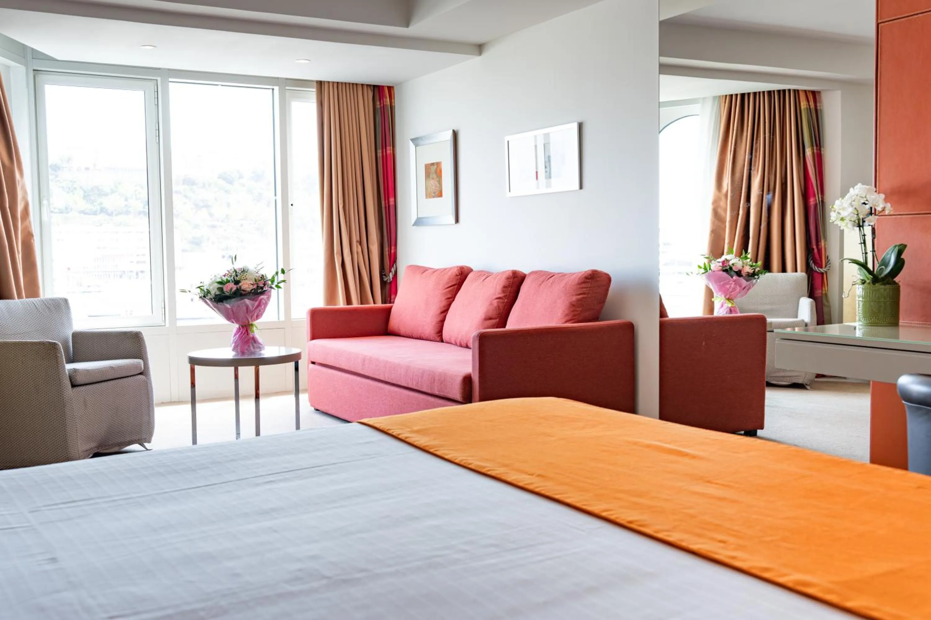 Photo of the whole room, Bed in Port Palace