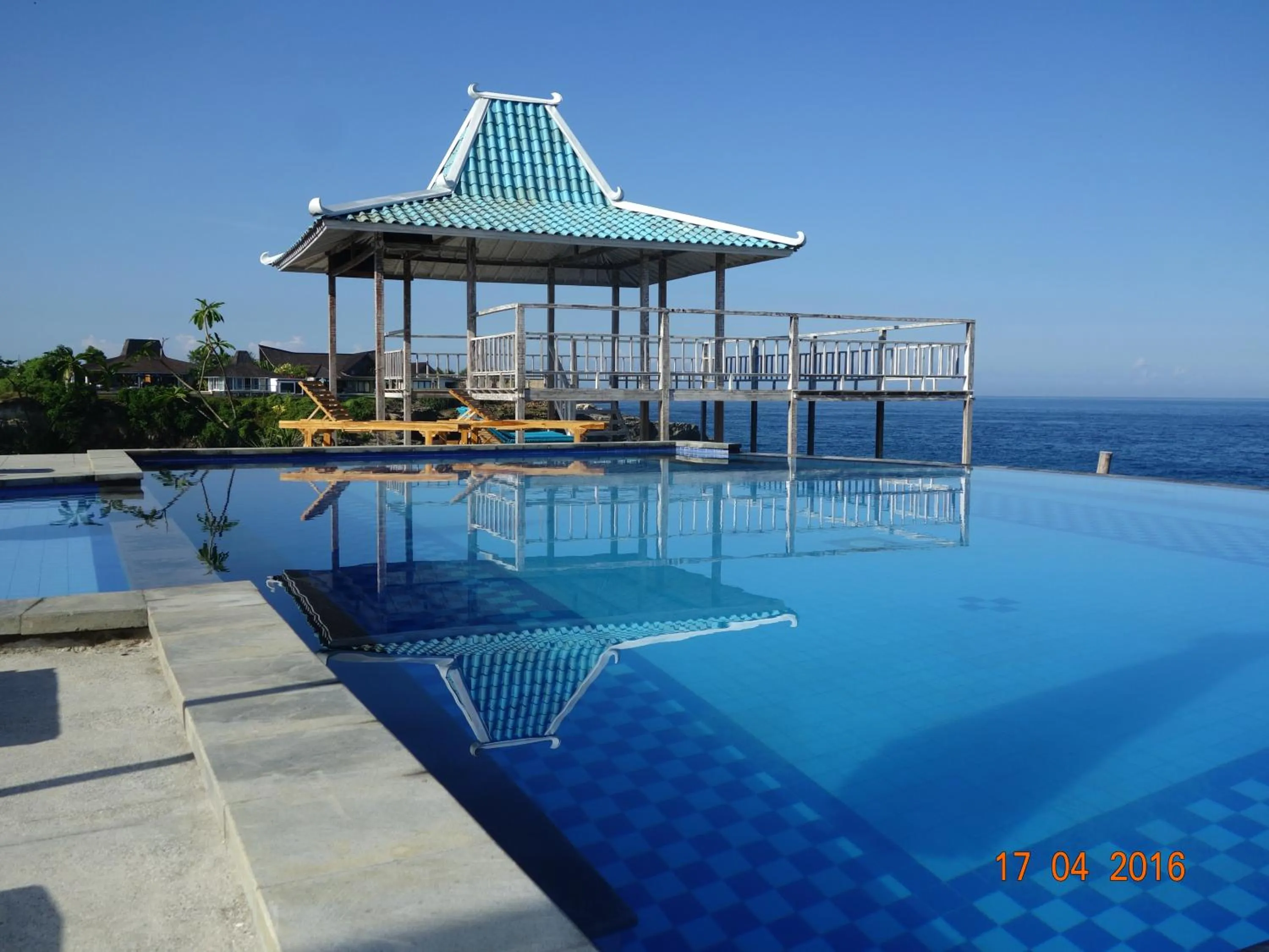 Swimming pool in Cliff Park Lembongan