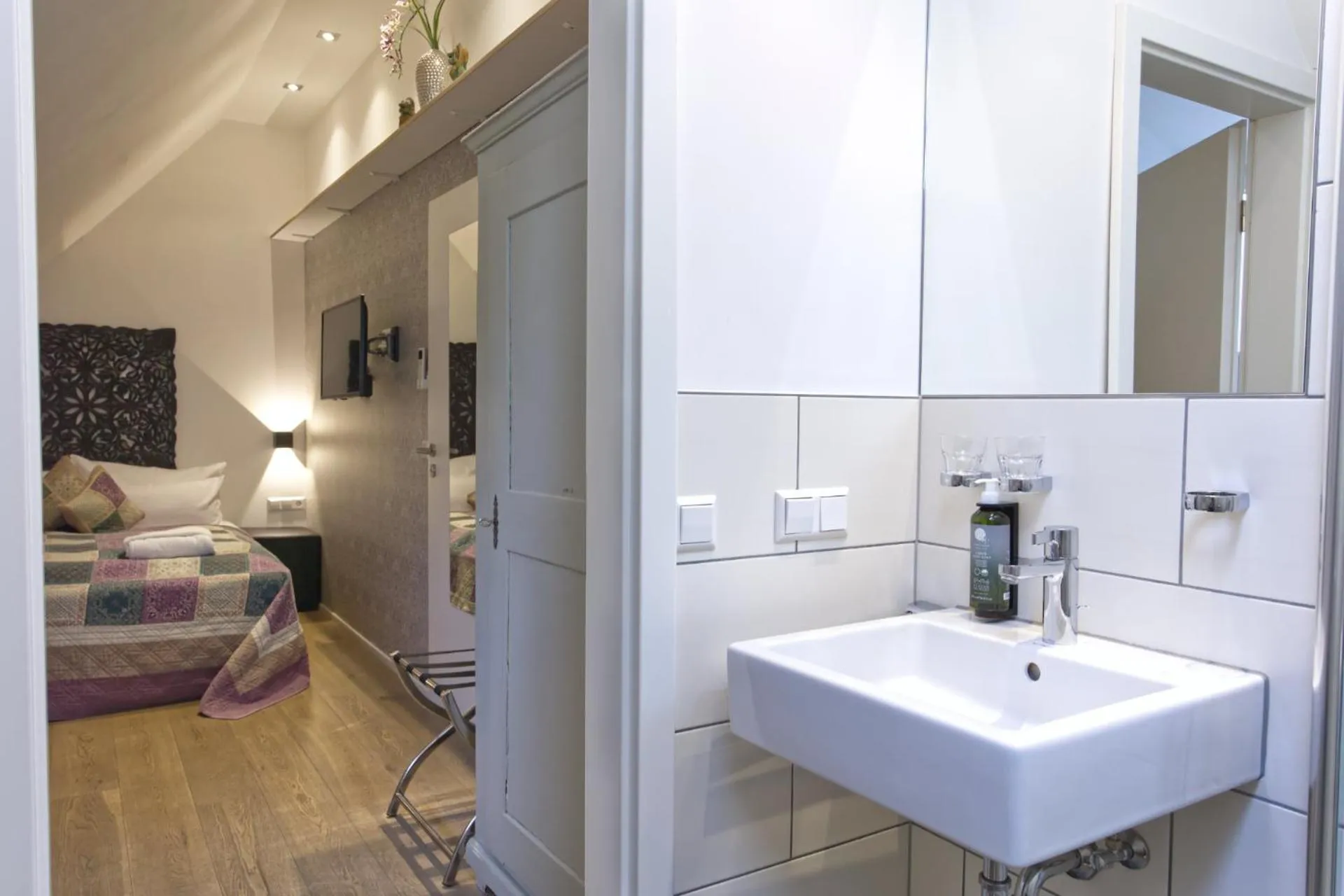 Bathroom, Bed in Villa Delange