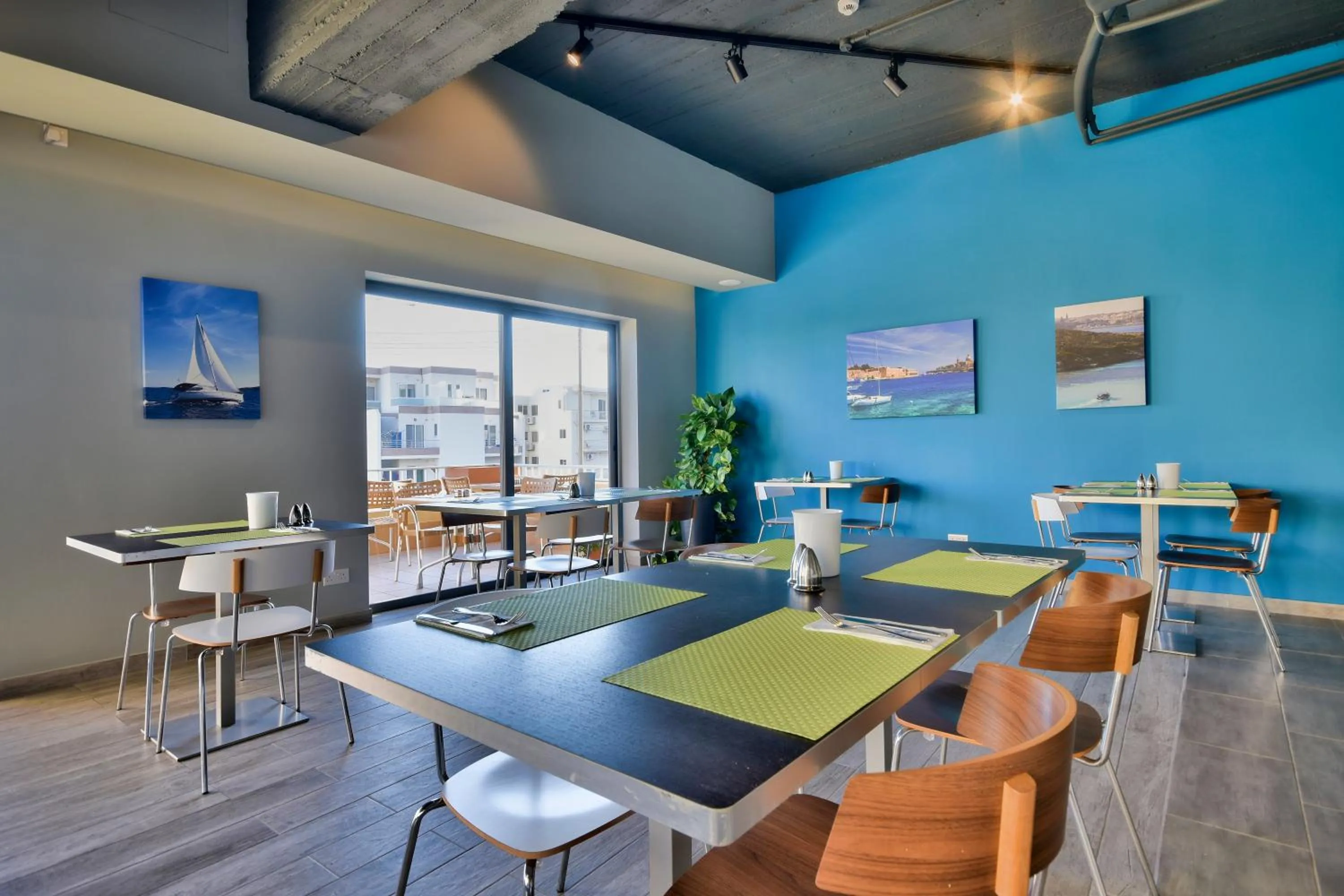 Restaurant/places to eat in Luna Holiday Complex