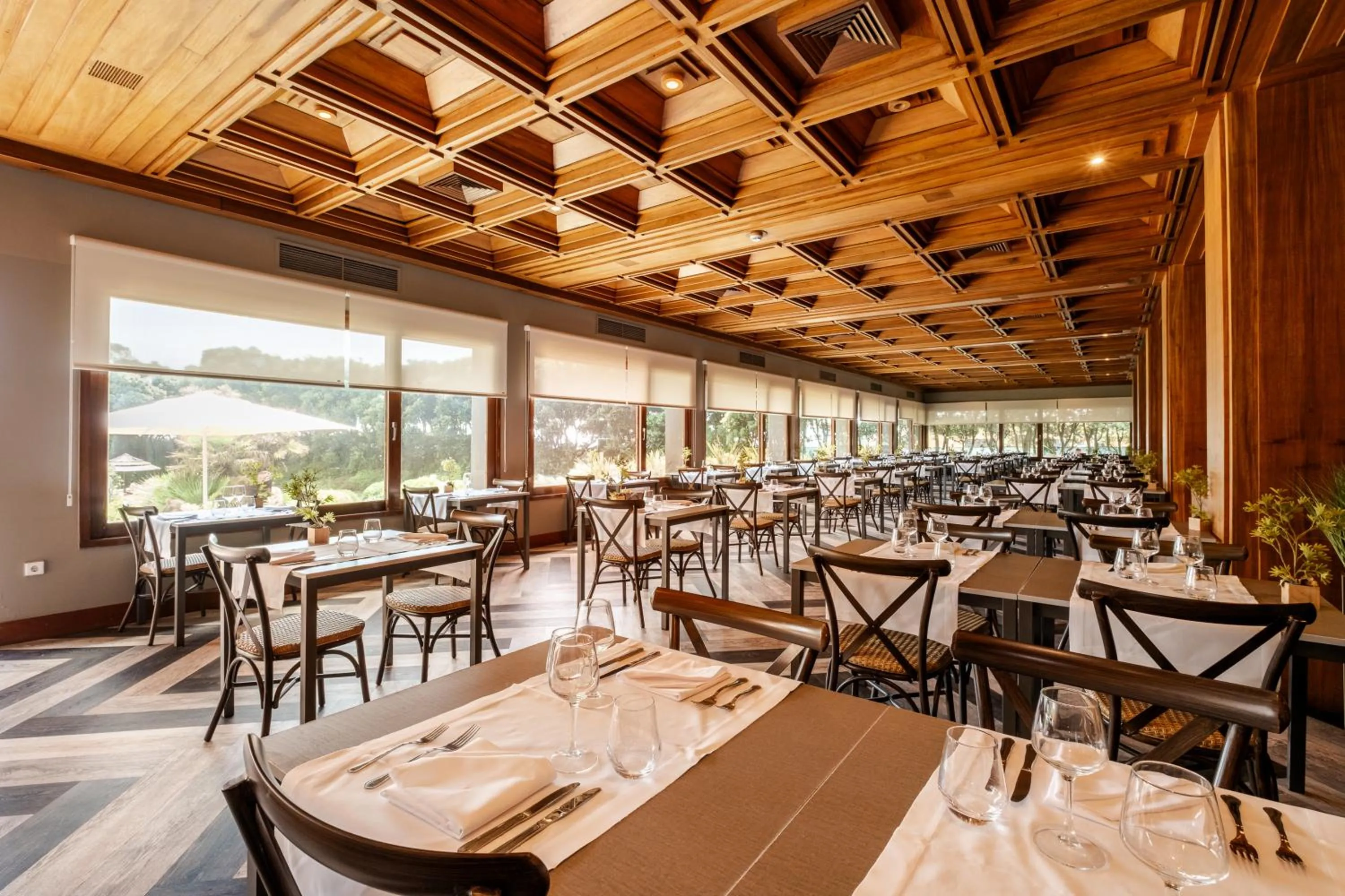 Restaurant/places to eat in Axis Vermar Conference & Beach Hotel