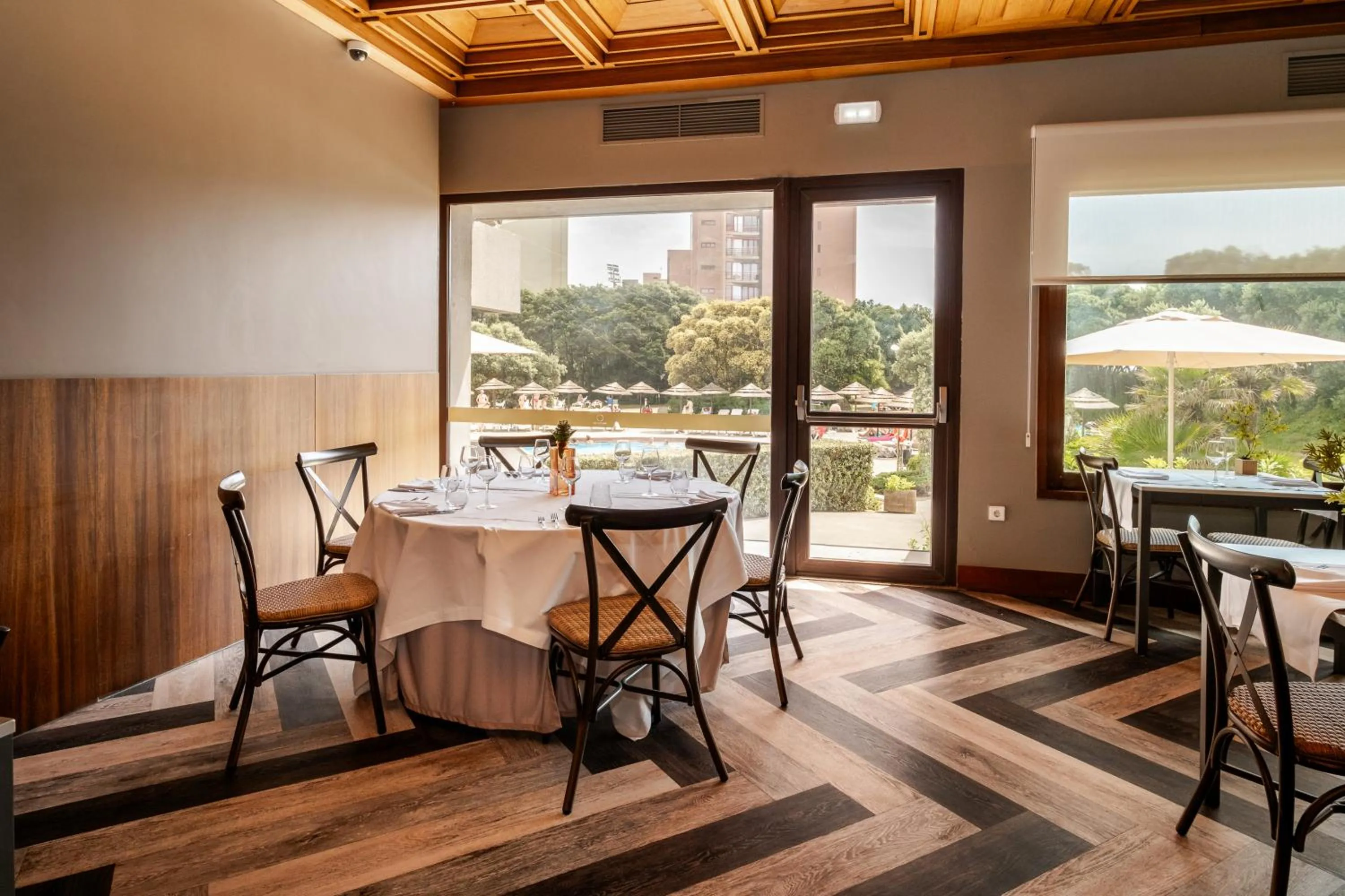 Restaurant/places to eat in Axis Vermar Conference & Beach Hotel