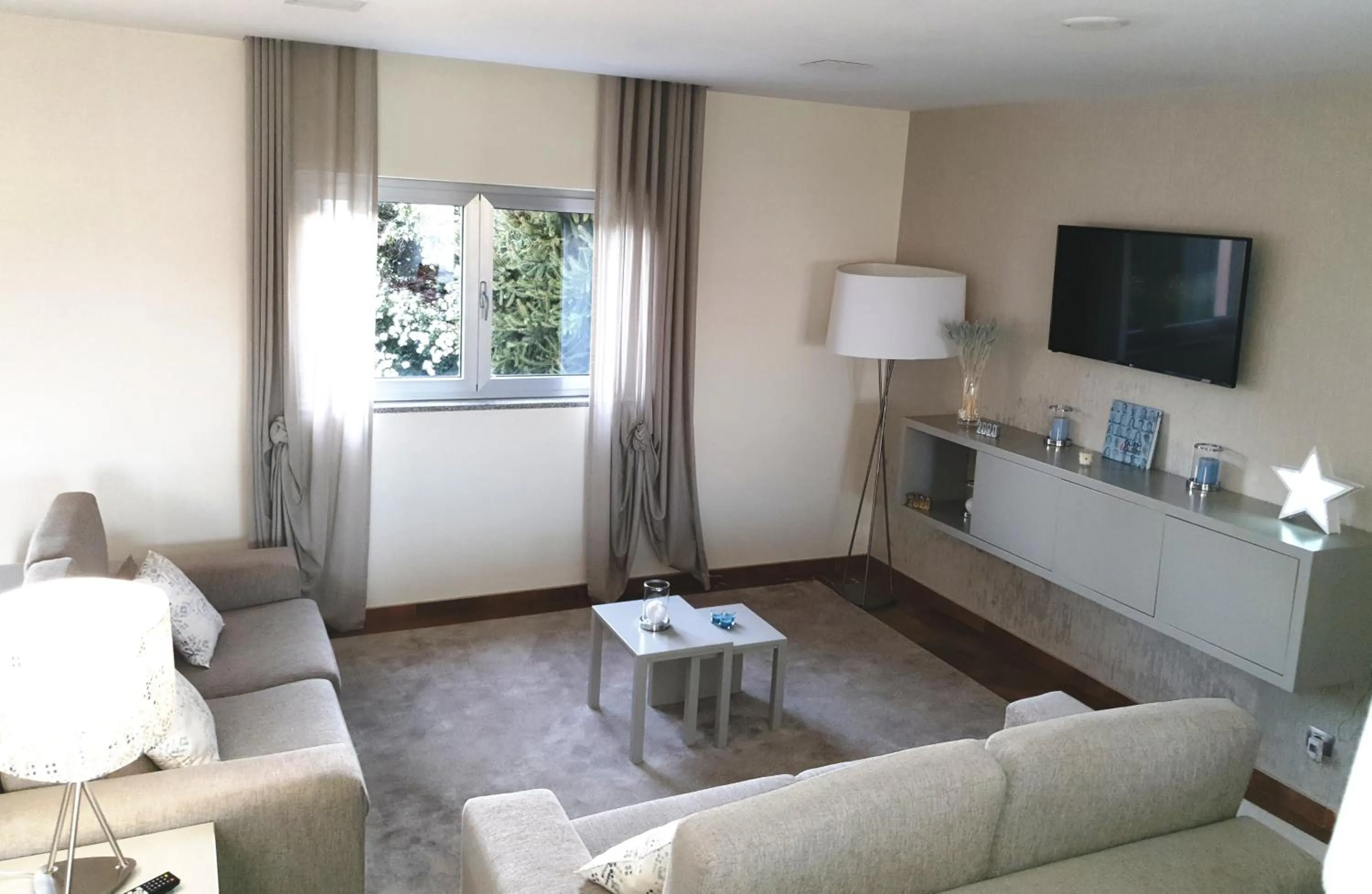 Communal lounge/ TV room in Hotel Albergaria Borges